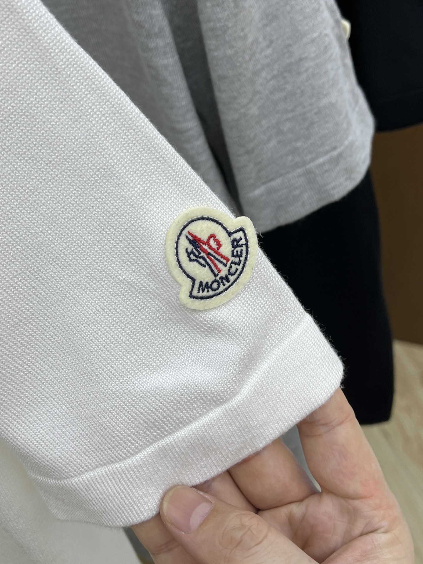 新品 Mon 🔥🔥春夏新品针织翻领Polo衫，进口纱线针织面料，手感柔软。胸前图案采用立体刺绣工艺，正面