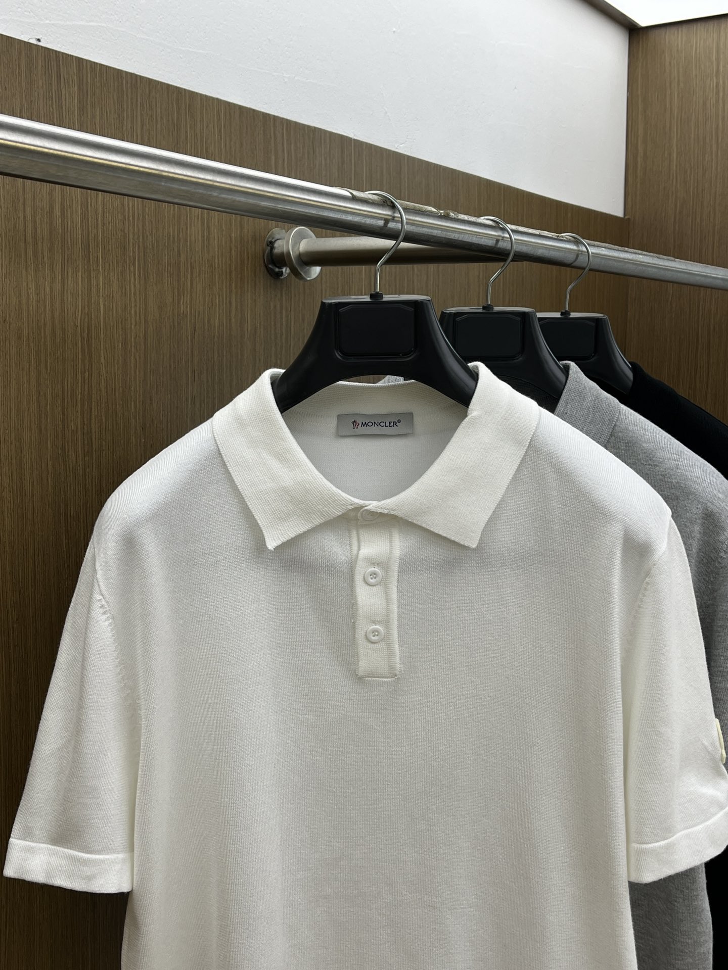 新品 Mon 🔥🔥春夏新品针织翻领Polo衫，进口纱线针织面料，手感柔软。胸前图案采用立体刺绣工艺，正面