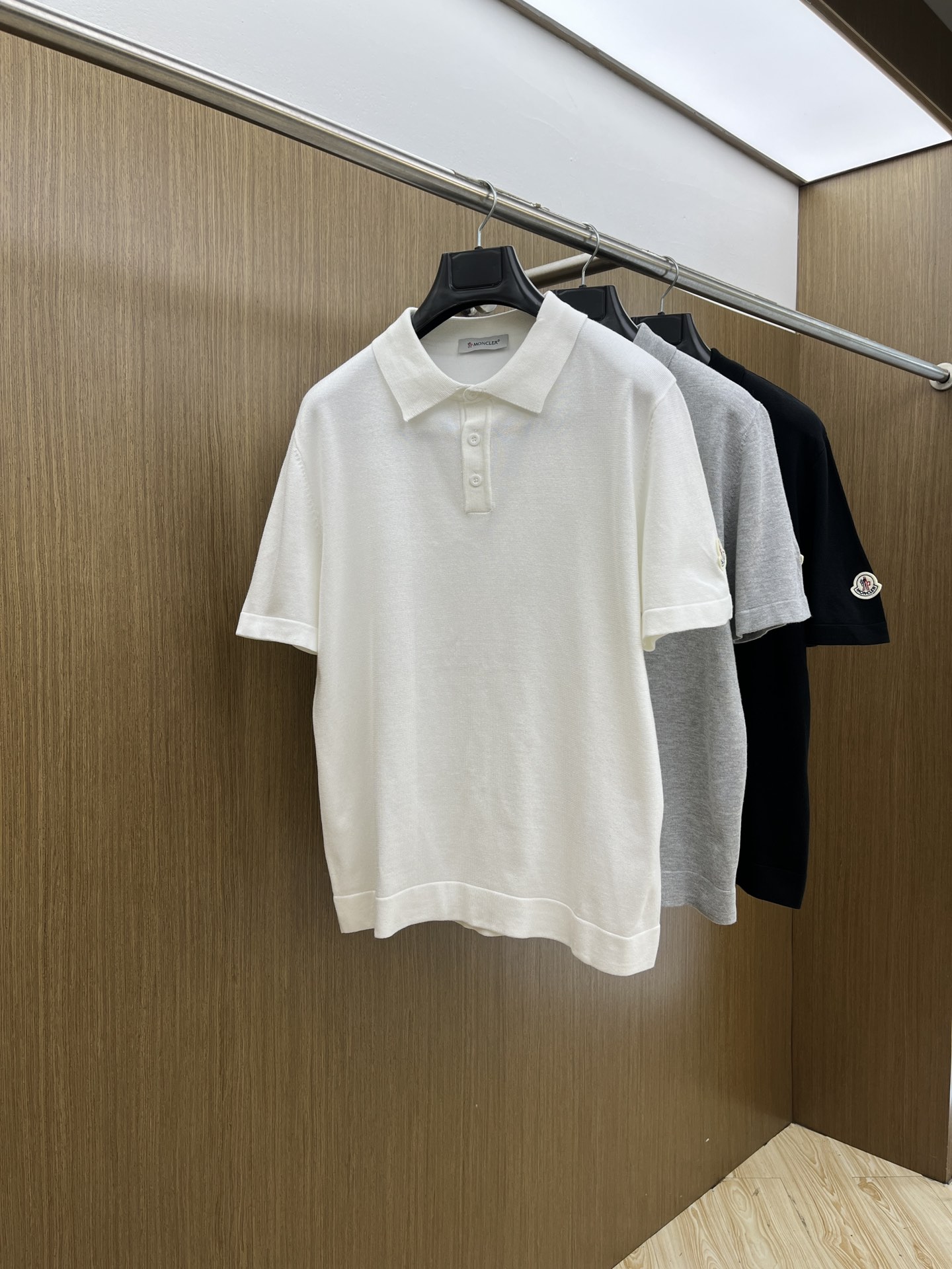 新品 Mon 🔥🔥春夏新品针织翻领Polo衫，进口纱线针织面料，手感柔软。胸前图案采用立体刺绣工艺，正面