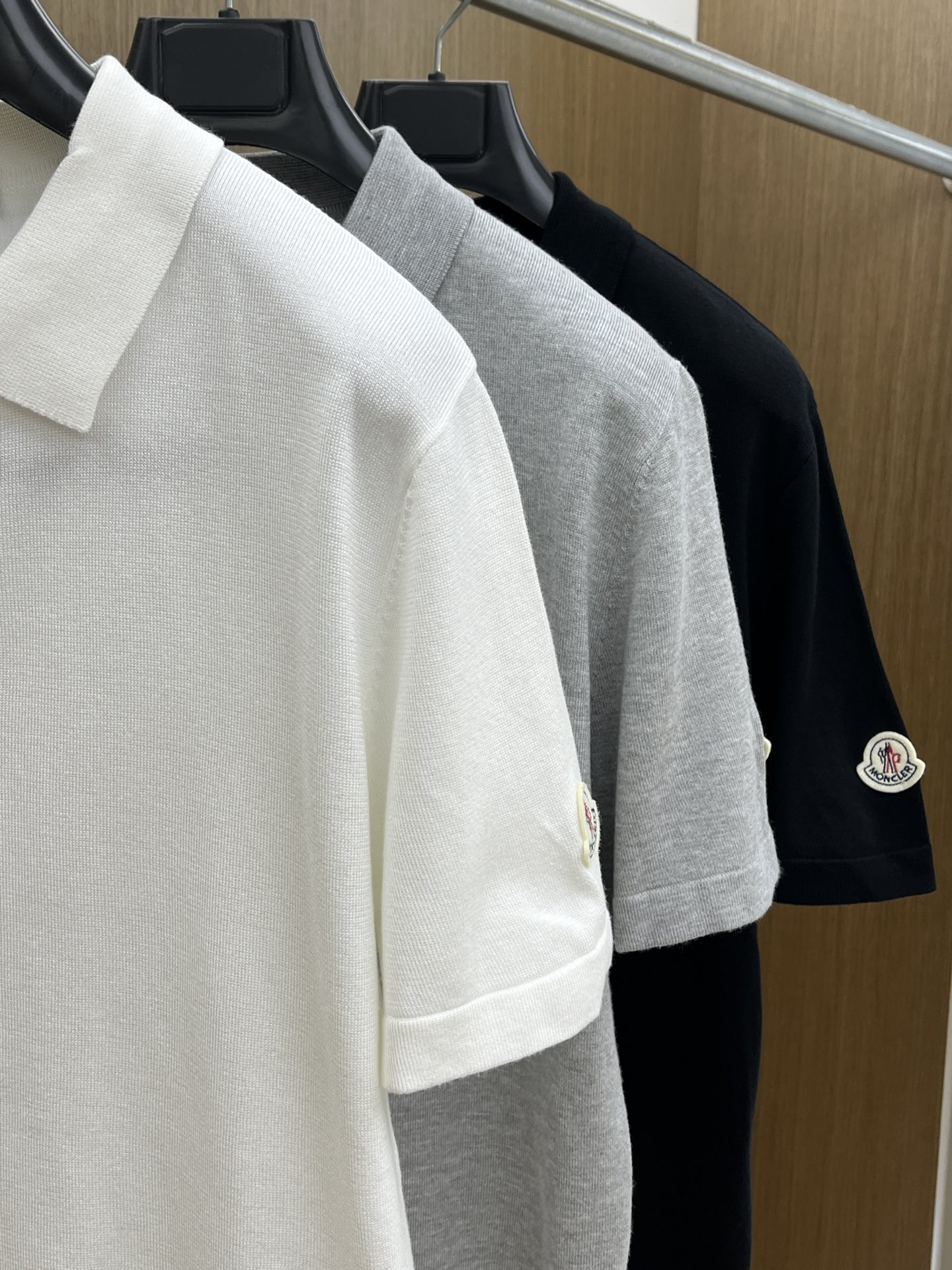 新品 Mon 🔥🔥春夏新品针织翻领Polo衫，进口纱线针织面料，手感柔软。胸前图案采用立体刺绣工艺，正面