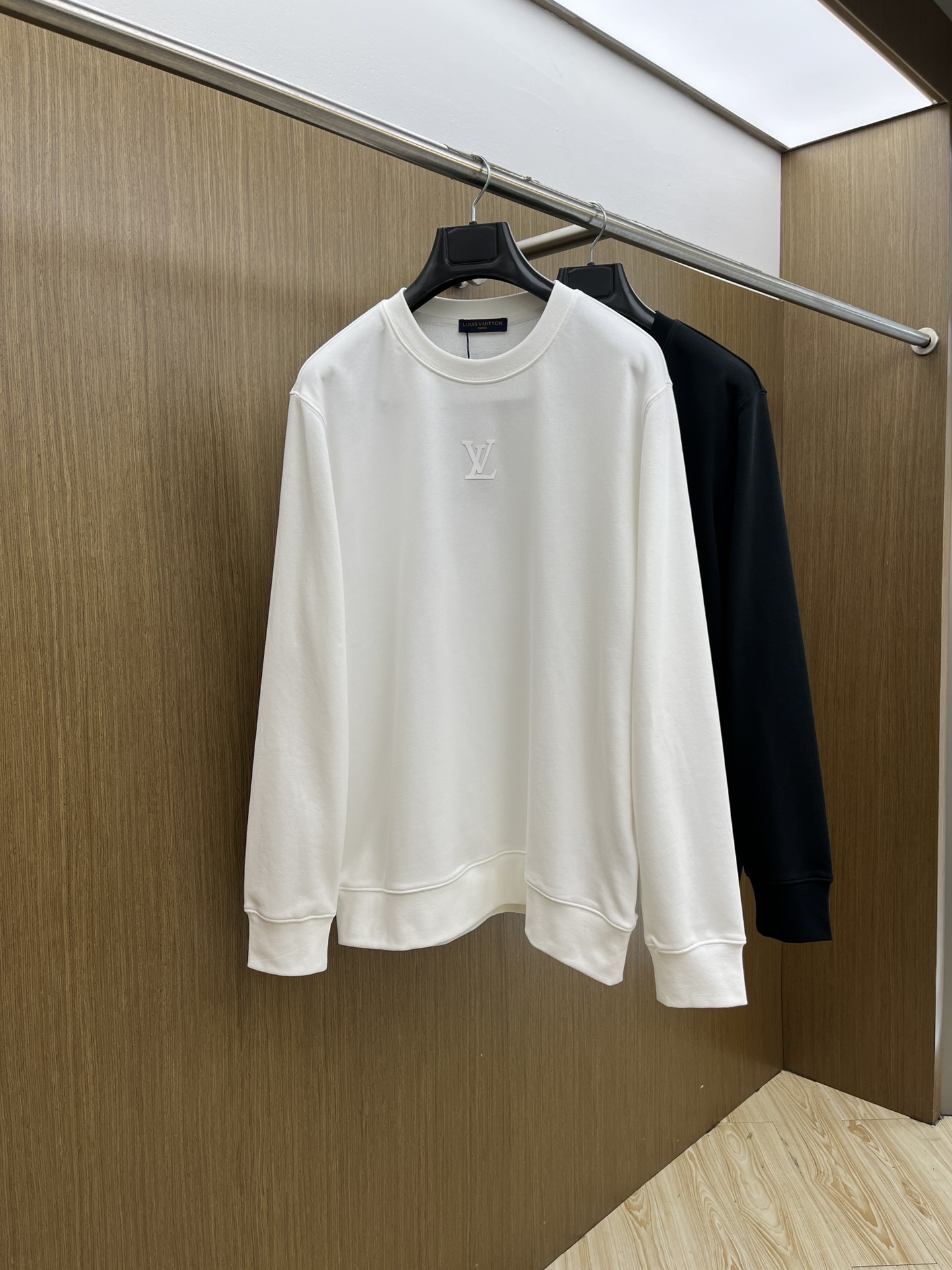 NO:520091,LV FW early autumn new round neck sweatshirt, same style for men and women!  Unique and attractive, this sweatshirt has all the quality and quality online, comfortable, and the same style and fashion, including fabrics and cutting techniques!  Three-dimensional printing technology, pure cotton breathable, comfortable to wear during daily wear, rib knit on the neckline is flat and tight, and the neckline will not be crooked even if it is tossed freely. The loose style will make you find that the upper body looks really good. The overall size is minimalist and neat, and it is super versatile everyday!  A33 casually matched with a pair of pants is a youthful look, and a fashionable item that will never go wrong!  Code number M-2XL, louis vuitton, hoodie, sweatshirts, alexander wang19860909LV FW早秋新款圆领卫衣,男女同款！独特吸引人的眼球,这一款卫衣品相品质都在线,舒适度,一如既往的版型,时髦度,包括面料、裁剪工艺上,都是下足了功夫！立体印花工艺,纯棉透气,日常穿着穿感舒适,领口的罗纹针织平整紧密,随意折腾都不会领口歪斜,宽松版型,上身你就会发现真的好好看,整体极简利落,超级日常百搭！a33随随便便搭配一条裤子就是青春的样子,绝不会出错的时髦单品！ 码数M-2XL,,louis vuitton,hoodie,sweatshirts,alexander wang,Men's clothing