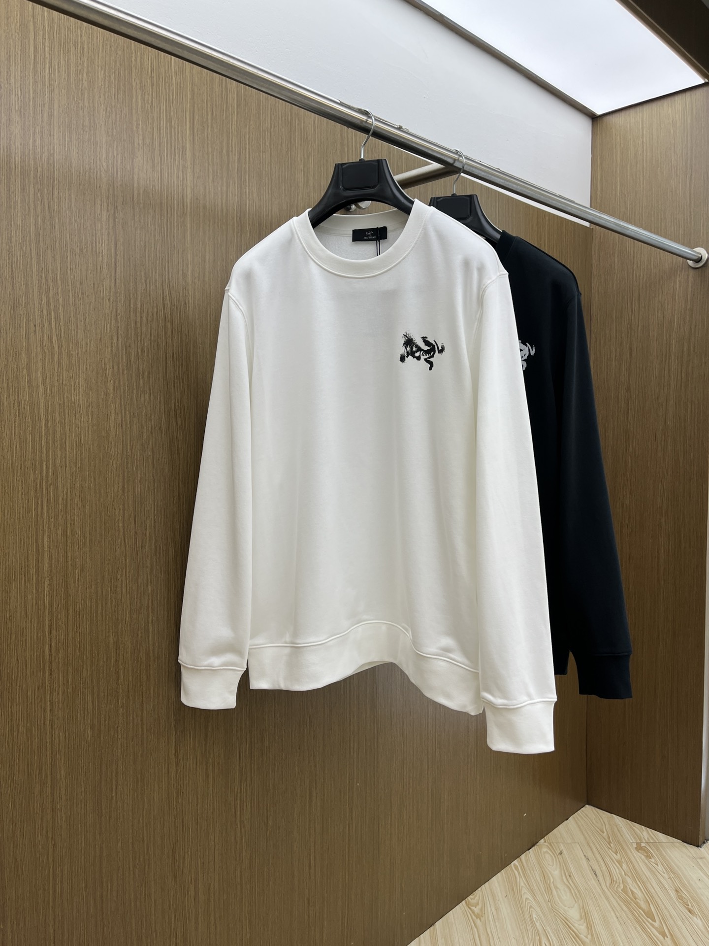 NO:520093,Arc FW early autumn new round neck sweatshirt, same style for men and women!  Unique and attractive, this sweatshirt has all the quality and quality, comfort, the same style and fashion, including fabric and cutting technology!  Three-dimensional printing technology, pure cotton breathable, comfortable to wear during daily wear, rib knit on the neckline is flat and tight, and the neckline will not be crooked even if it is tossed freely. The loose style will make you find that the upper body looks really good. The overall size is minimalist and neat, and it is super versatile everyday!  A33 casually matched with a pair of pants is a youthful look, and a fashionable item that will never go wrong!  Code number M-2XL, hoodie, sweatshirts, alexander wang19860909Arc FW早秋新款圆领卫衣,男女同款！独特吸引人的眼球,这一款卫衣品相品质都在线,舒适度,一如既往的版型,时髦度,包括面料、裁剪工艺上,都是下足了功夫！立体印花工艺,纯棉透气,日常穿着穿感舒适,领口的罗纹针织平整紧密,随意折腾都不会领口歪斜,宽松版型,上身你就会发现真的好好看,整体极简利落,超级日常百搭！a33随随便便搭配一条裤子就是青春的样子,绝不会出错的时髦单品！ 码数M-2XL,,hoodie,sweatshirts,alexander wang,Men's clothing