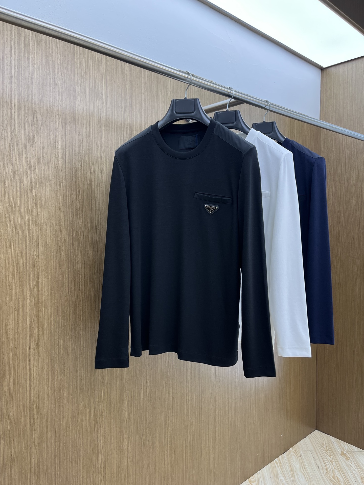 NO:509325,Autumn and Winter PD Autumn and Winter New Products #Prada Fabric is made of Xinjiang long velvet cotton Fabric is delicate, soft, and comfortable upper body fjj chest design triangle iron logo small embellishment, simple and yet fashionable. Special recommendation Number of codes 48-56, prada, alexander wang19860909秋冬 PD 秋冬新品#普拉达 面料采用新疆长绒棉 面料细腻柔软上身舒适 fjj胸前设计三角铁标Logo小点缀,简约中又不失时尚 特别推荐 码数48-56,,prada,alexander wang,Men's clothing