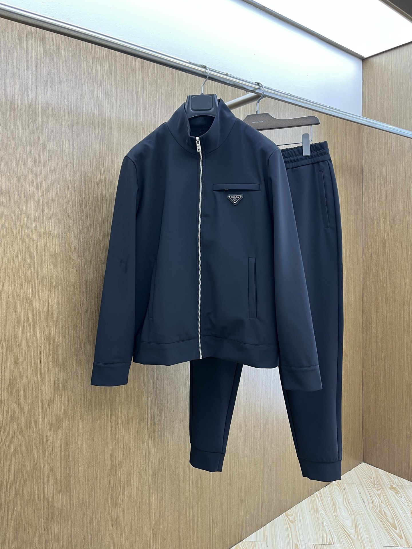 NO:509327,Autumn and Winter PD Autumn and Winter New Products #Prada Casual Jacket The fabric is customized with customer-supplied fabric. The fabric is delicate, soft, and comfortable on the upper body. FJJ chest design triangle iron logo embellishment, simple and yet fashionable. High-end quality. Special recommendations. Business and leisure are available. Number 48-56,,prada, jackets & coats,alexander wang19860909秋冬 PD 秋冬新品#普拉达休闲外套 面料采用客供定制面料 面料细腻柔软上身舒适 fjj胸前设计三角铁标Logo小点缀,简约中又不失时尚 高端品质 特别推荐 商务休闲都可以 码数48-56,,prada,jackets & coats,alexander wang,Men's clothing