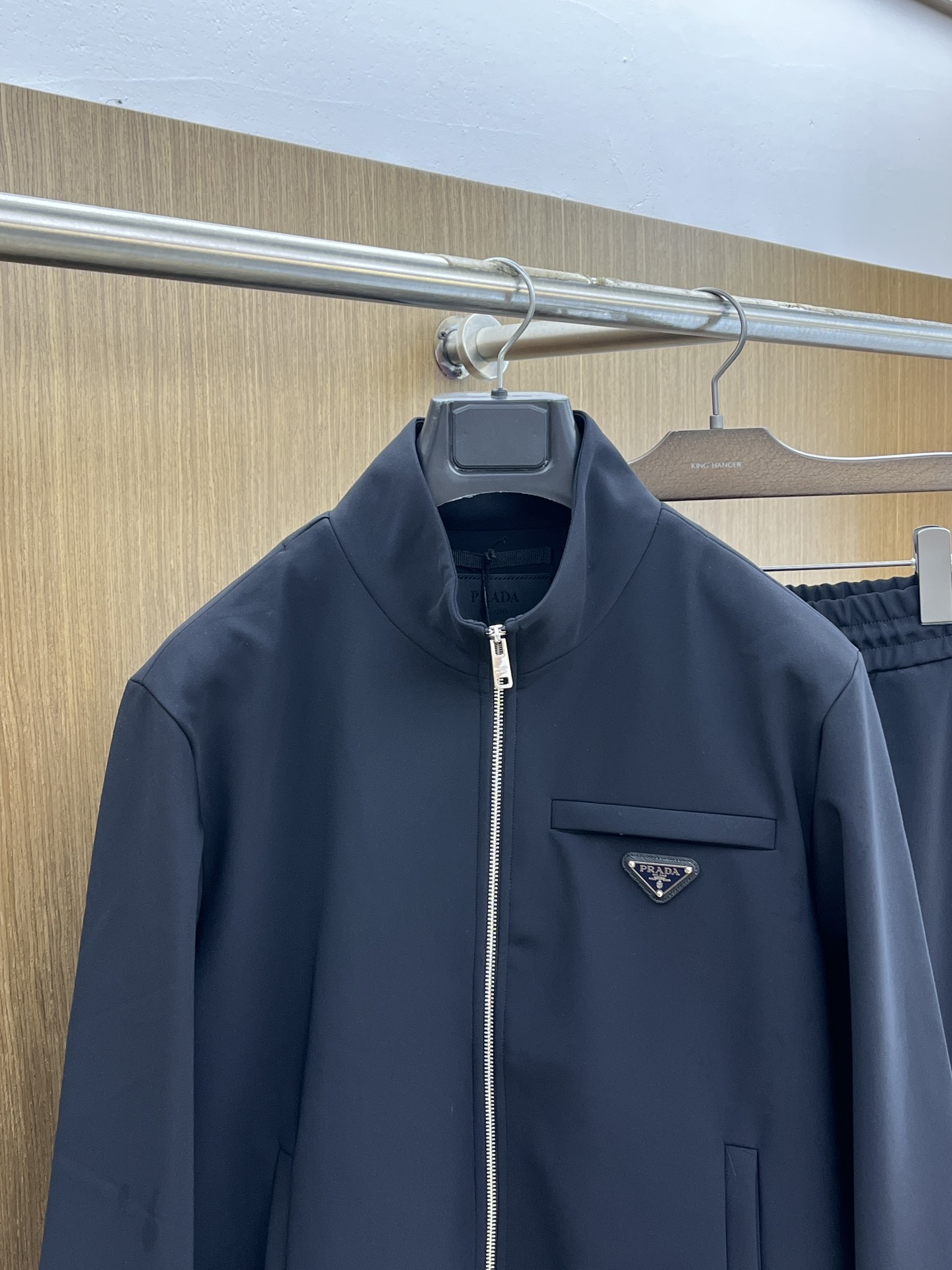 秋冬 PD 🔥秋冬新品#普拉达休闲外套  面料采用客供定制面料  面料细腻柔软上身舒适  fjj胸前设计
