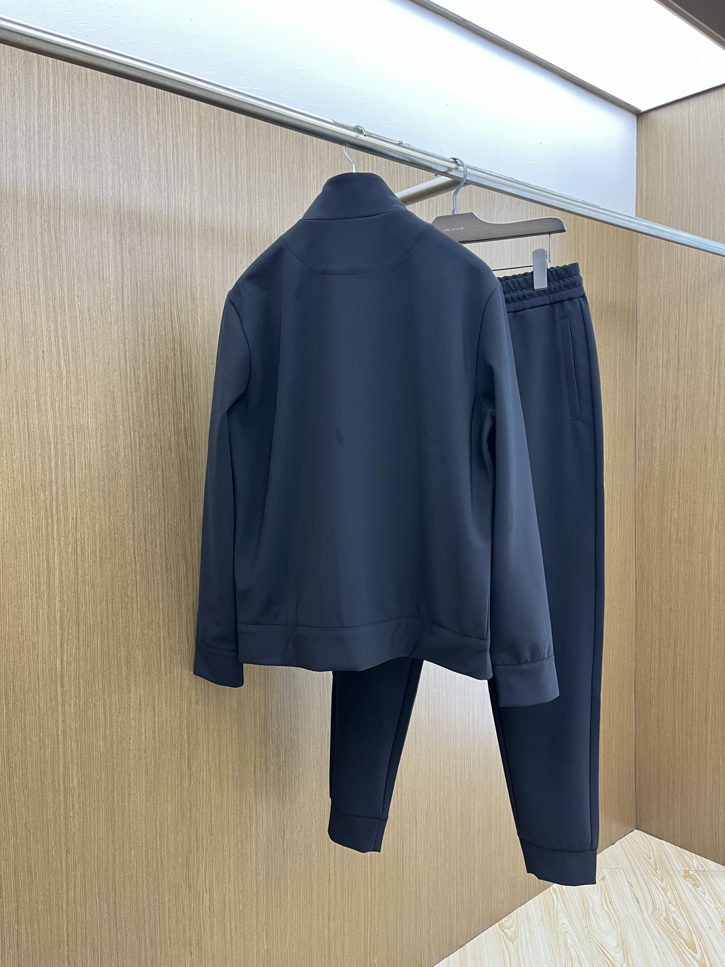秋冬 PD 🔥秋冬新品#普拉达休闲外套  面料采用客供定制面料  面料细腻柔软上身舒适  fjj胸前设计