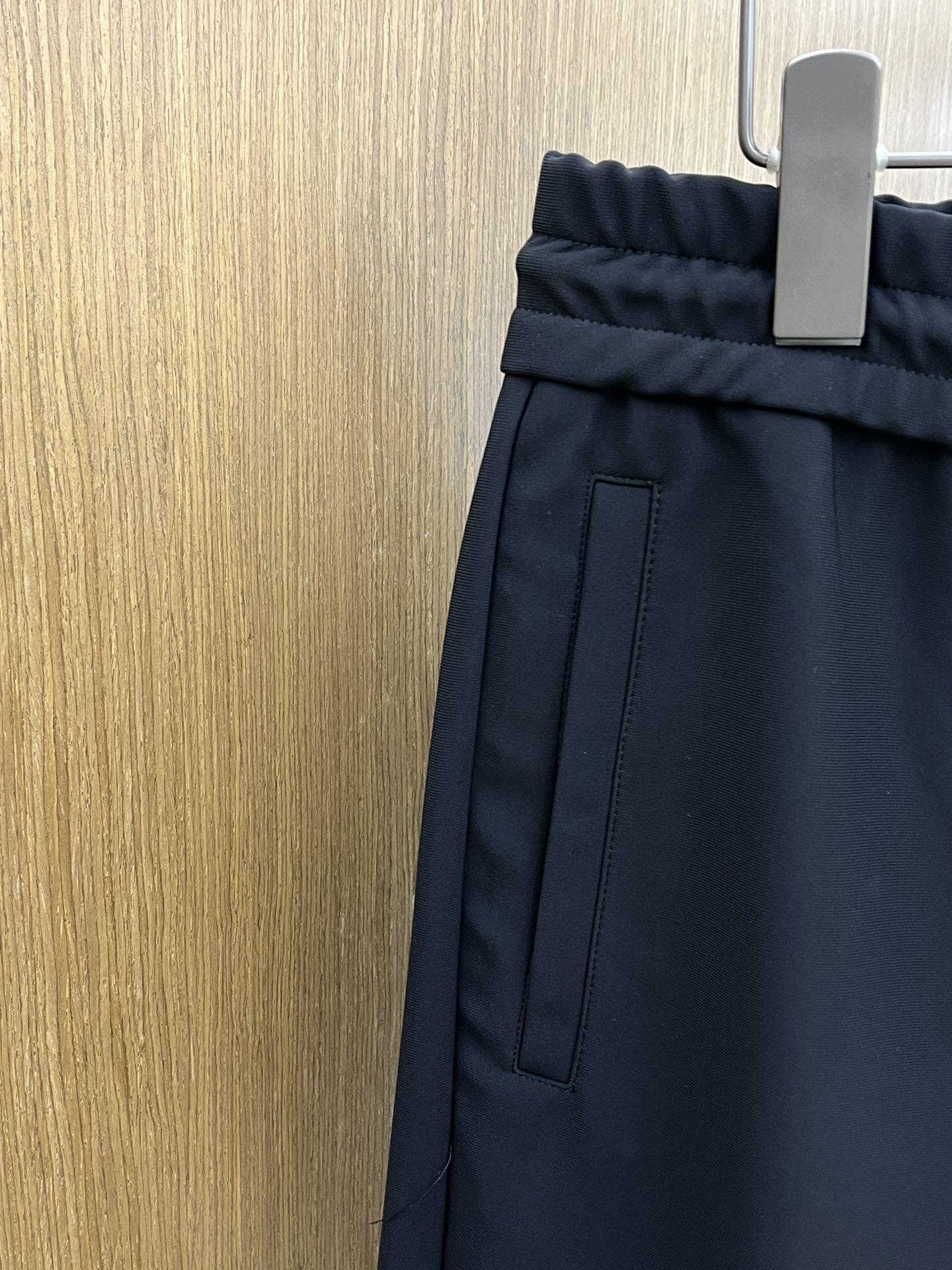 秋冬  PD 🔥秋冬新品#普拉达休闲裤👖 面料采用客供定制面料  面料细腻柔软上身舒适  fjj后背设计