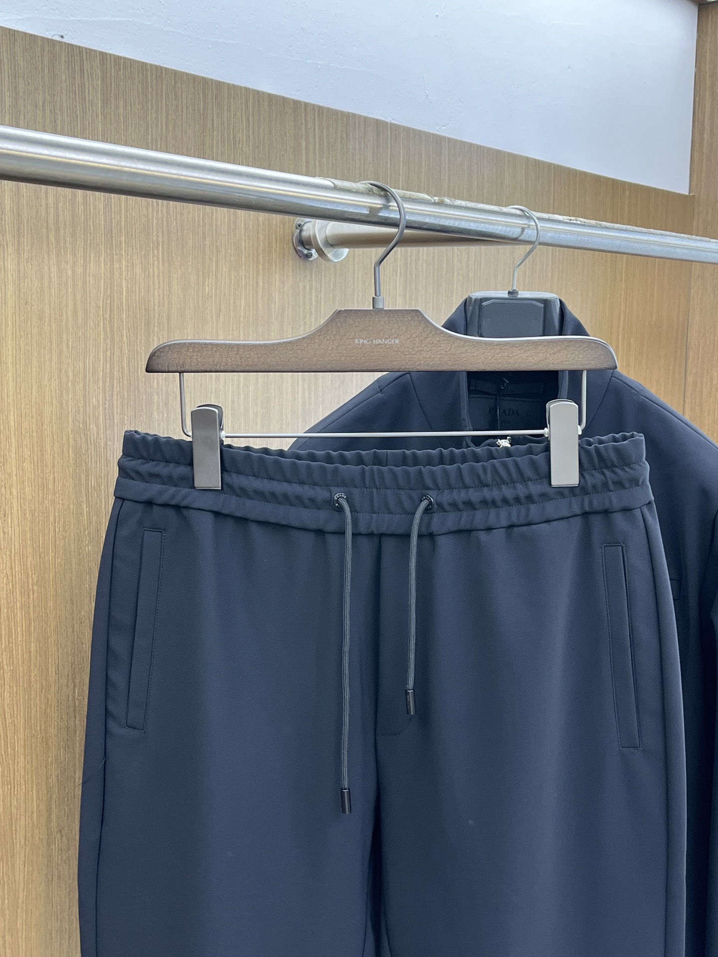 秋冬  PD 🔥秋冬新品#普拉达休闲裤👖 面料采用客供定制面料  面料细腻柔软上身舒适  fjj后背设计