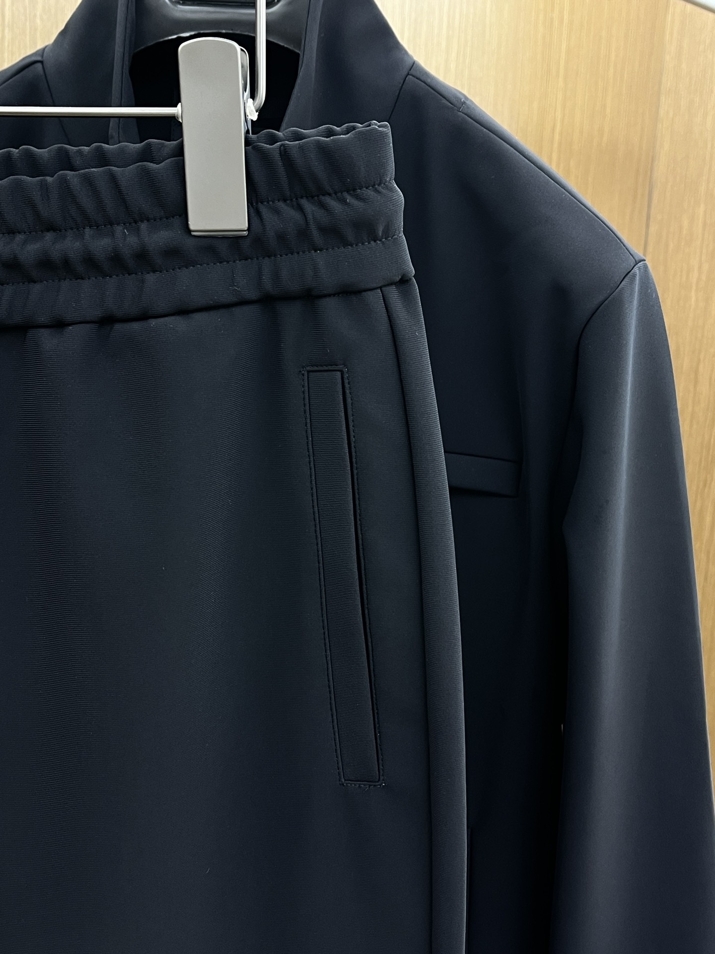 秋冬  PD 🔥秋冬新品#普拉达休闲裤👖 面料采用客供定制面料  面料细腻柔软上身舒适  fjj后背设计
