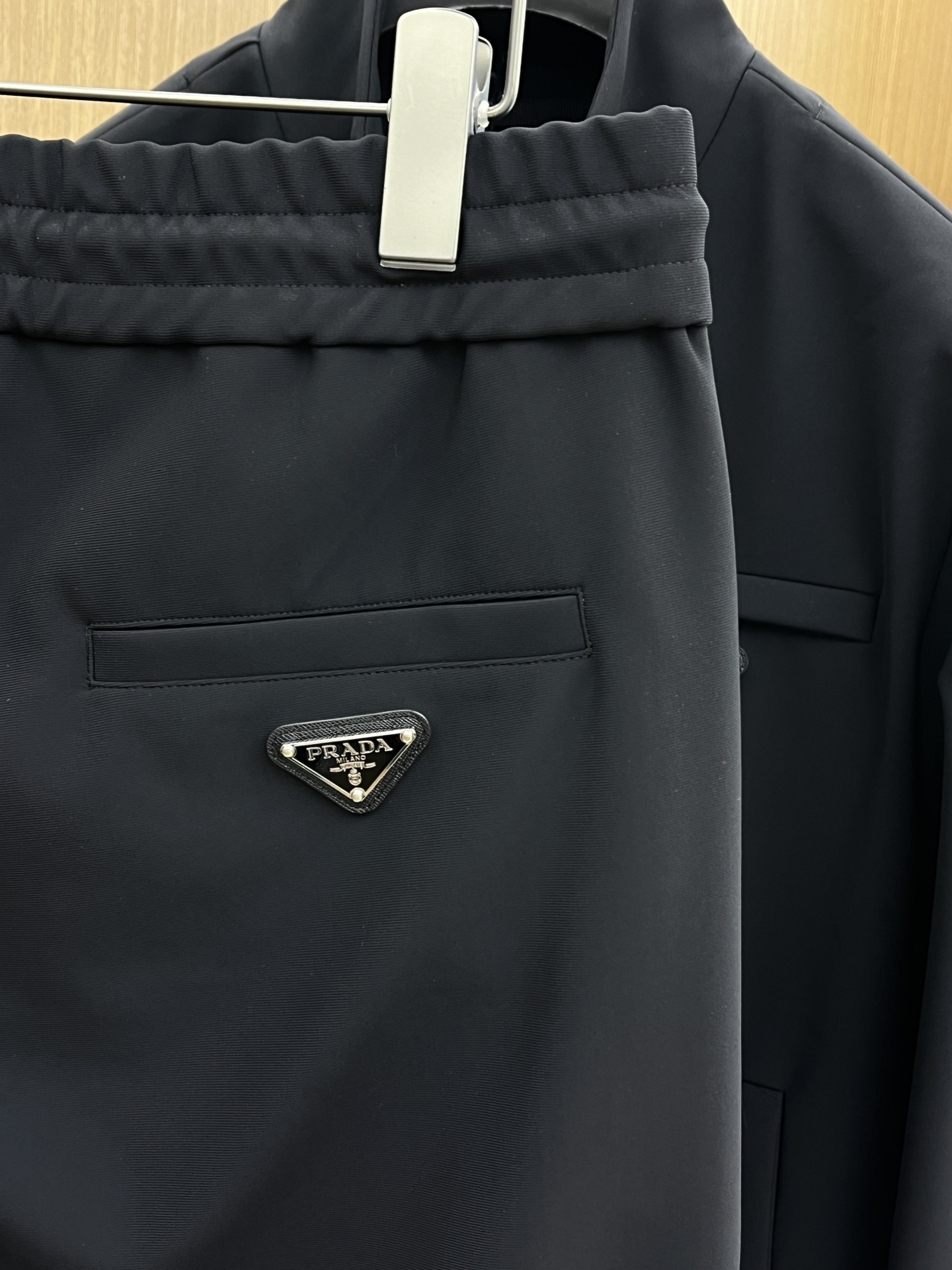 秋冬  PD 🔥秋冬新品#普拉达休闲裤👖 面料采用客供定制面料  面料细腻柔软上身舒适  fjj后背设计
