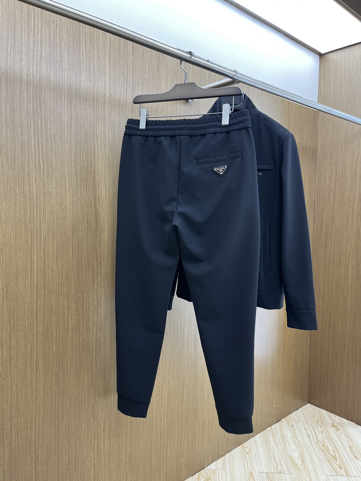 秋冬  PD 🔥秋冬新品#普拉达休闲裤👖 面料采用客供定制面料  面料细腻柔软上身舒适  fjj后背设计