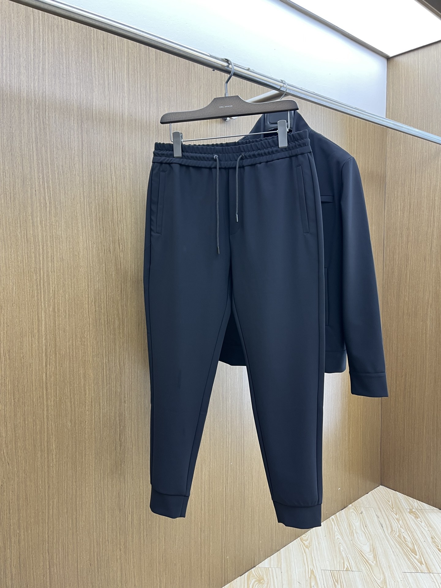 秋冬  PD 🔥秋冬新品#普拉达休闲裤👖 面料采用客供定制面料  面料细腻柔软上身舒适  fjj后背设计