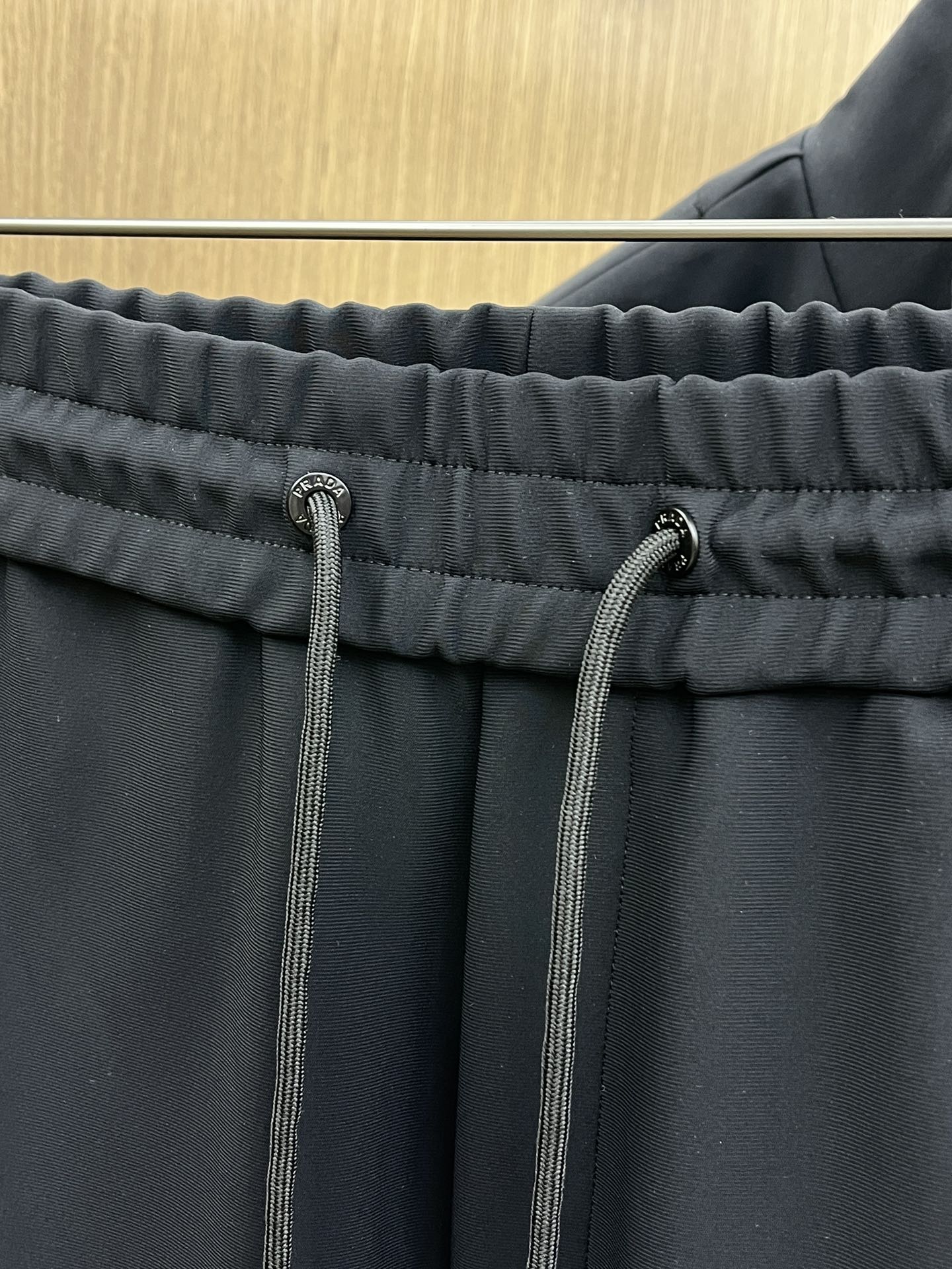 秋冬  PD 🔥秋冬新品#普拉达休闲裤👖 面料采用客供定制面料  面料细腻柔软上身舒适  fjj后背设计