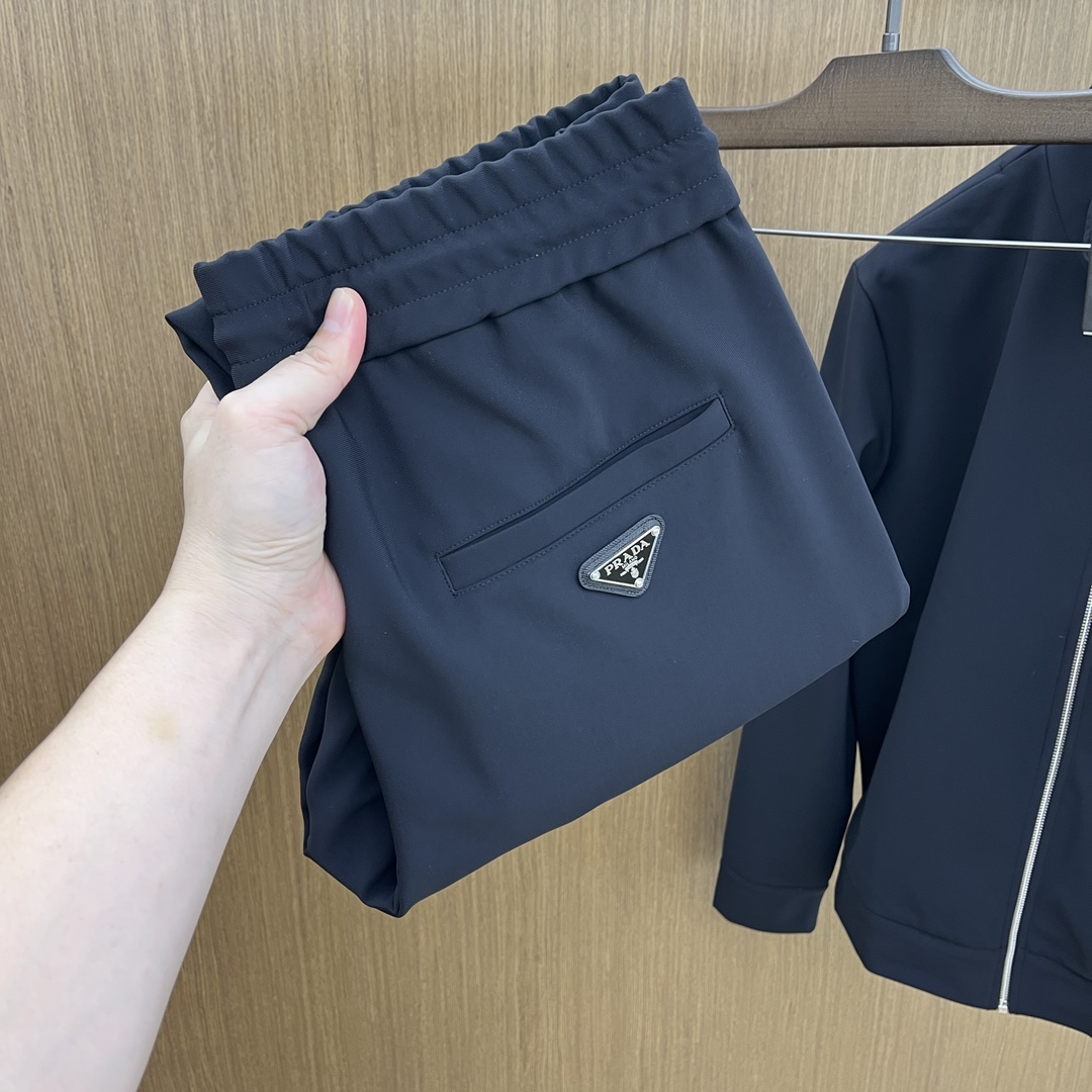 NO:509329,Autumn and Winter PD Autumn and Winter New Products #Prada Casual Pants The fabric is made of customized fabrics for customer. The fabric is delicate, soft, and comfortable on the upper body. FJJ back design triangle iron logo embellishment, simple and yet fashionable. High-end quality. Special recommendations. Business and leisure are available. Number 48-56,,prada,alexander wang19860909秋冬 PD 秋冬新品#普拉达休闲裤 面料采用客供定制面料 面料细腻柔软上身舒适 fjj后背设计三角铁标Logo小点缀,简约中又不失时尚 高端品质 特别推荐 商务休闲都可以 码数48-56,,prada,alexander wang,Men's clothing