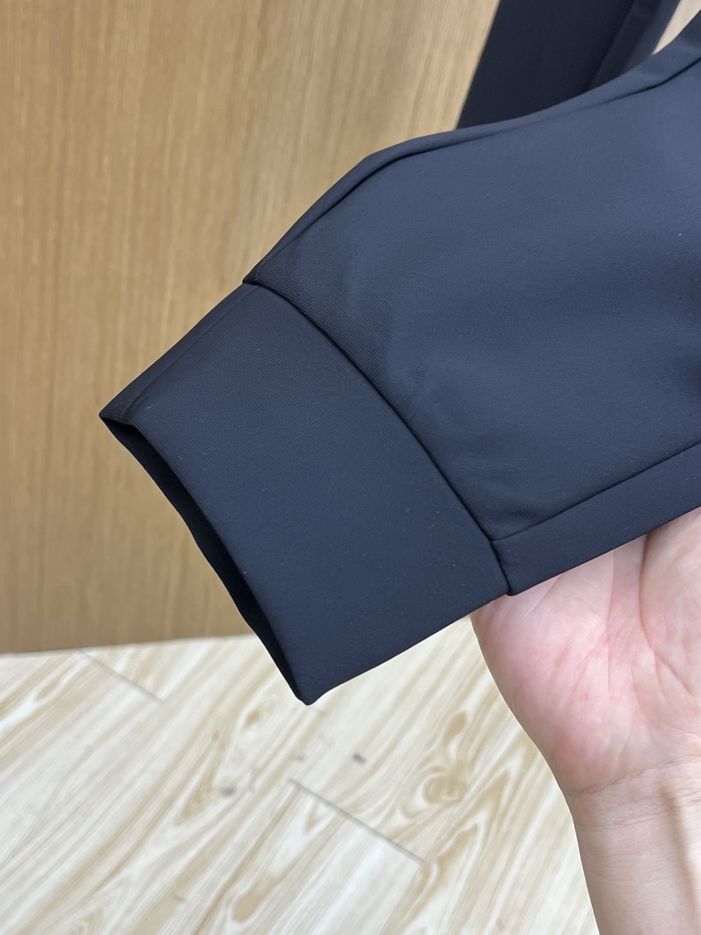 秋冬  PD 🔥秋冬新品#普拉达休闲裤👖 面料采用客供定制面料  面料细腻柔软上身舒适  fjj后背设计