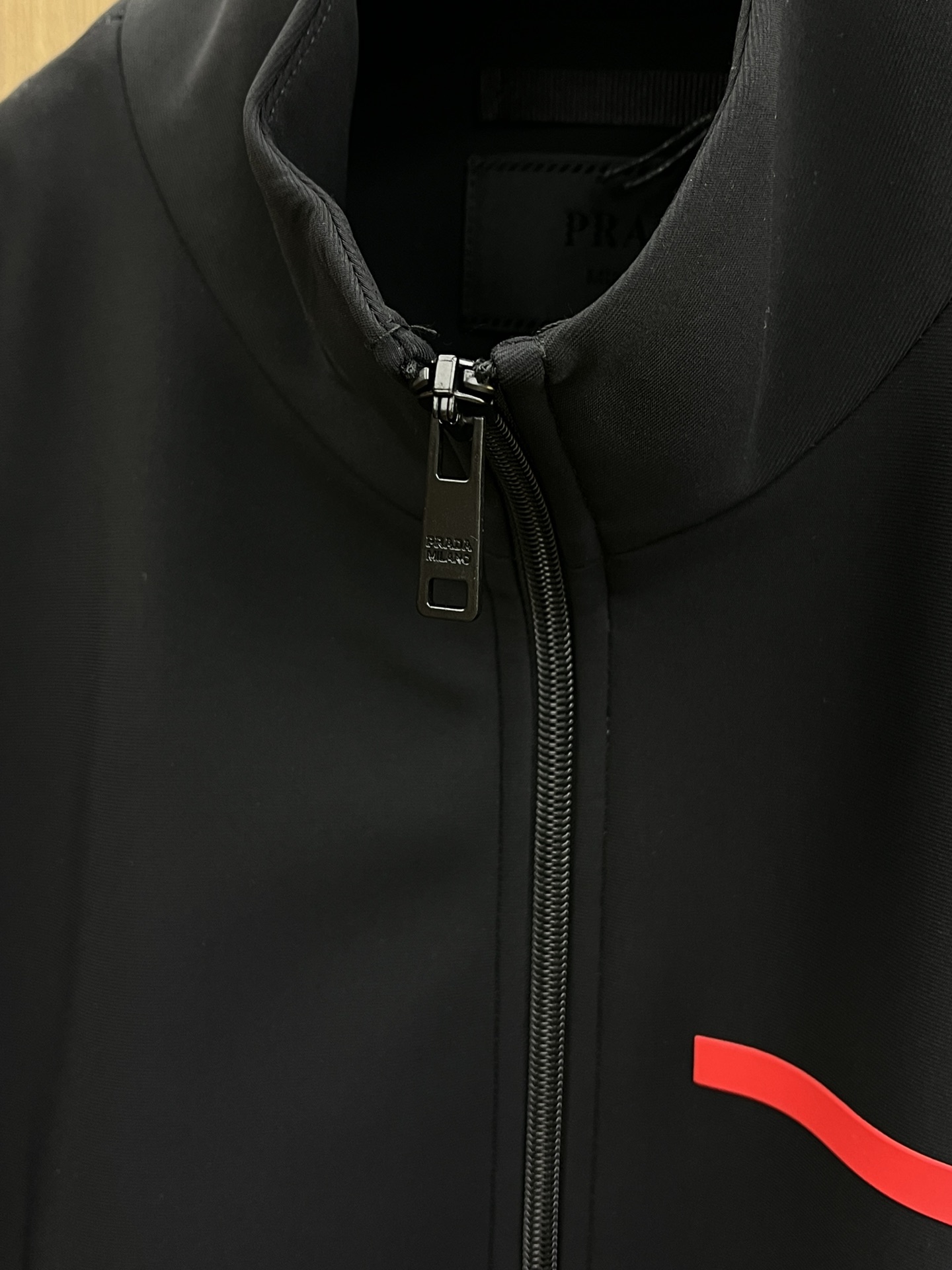 秋冬 PD 🔥秋冬新品#普拉达休闲外套  面料采用客供定制面料  面料细腻柔软上身舒适  fjj胸前设计