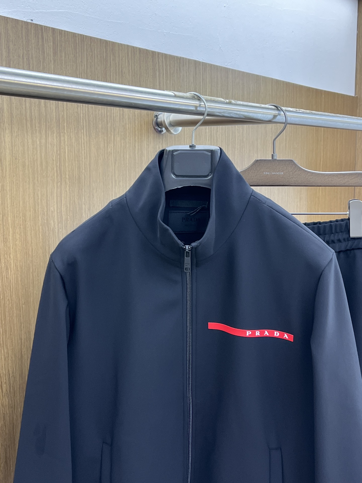 秋冬 PD 🔥秋冬新品#普拉达休闲外套  面料采用客供定制面料  面料细腻柔软上身舒适  fjj胸前设计