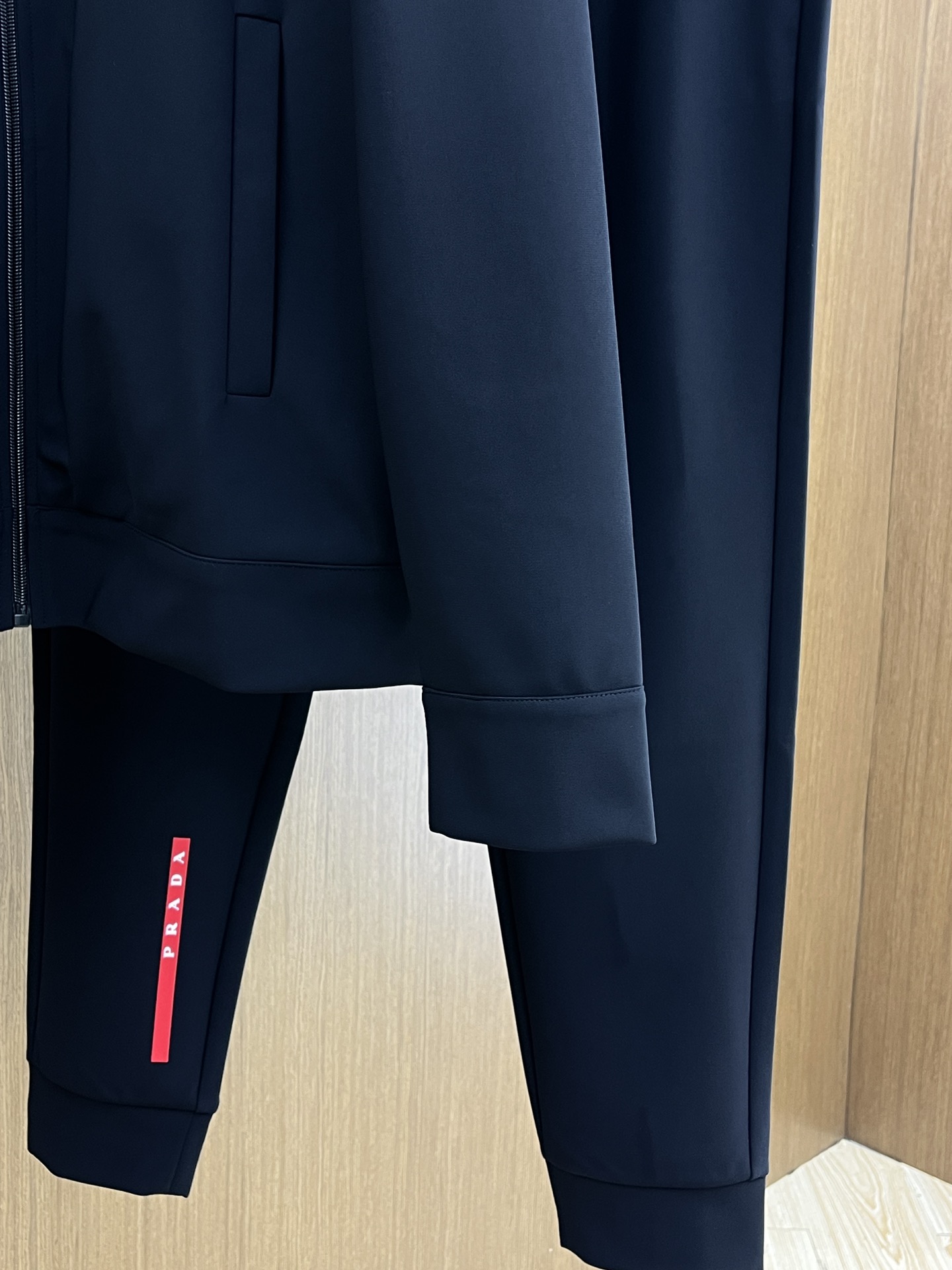 秋冬 PD 🔥秋冬新品#普拉达休闲外套  面料采用客供定制面料  面料细腻柔软上身舒适  fjj胸前设计
