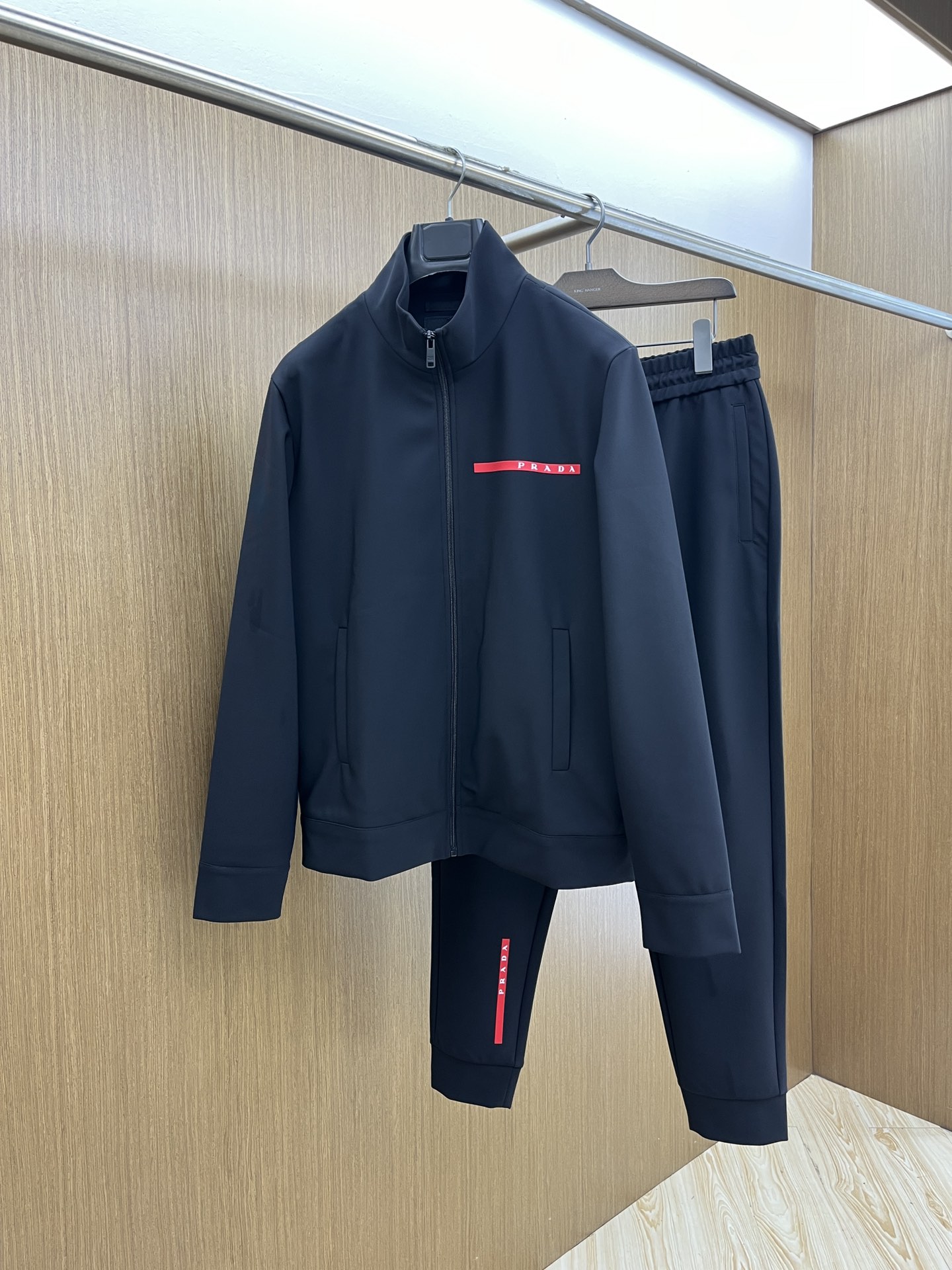 NO:509331,Autumn and Winter PD Autumn and Winter New Products #Prada Casual Jacket The fabric is made of customized fabrics for customer. The fabric is delicate, soft, and comfortable on the upper body. FJJ chest design. The red rubber label logo embellishment is simple and yet fashionable. High-end quality. Special recommendations. Business and leisure are available. Number 48-56,,prada, jackets & coats,alexander wang19860909秋冬 PD 秋冬新品#普拉达休闲外套 面料采用客供定制面料 面料细腻柔软上身舒适 fjj胸前设计红色胶标Logo小点缀,简约中又不失时尚 高端品质 特别推荐 商务休闲都可以 码数48-56,,prada,jackets & coats,alexander wang,Men's clothing