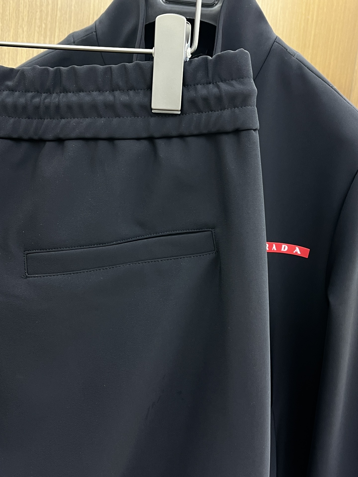 秋冬 PD 🔥秋冬新品#普拉达休闲裤 👖 面料采用客供定制面料  面料细腻柔软上身舒适  fjj下摆设计