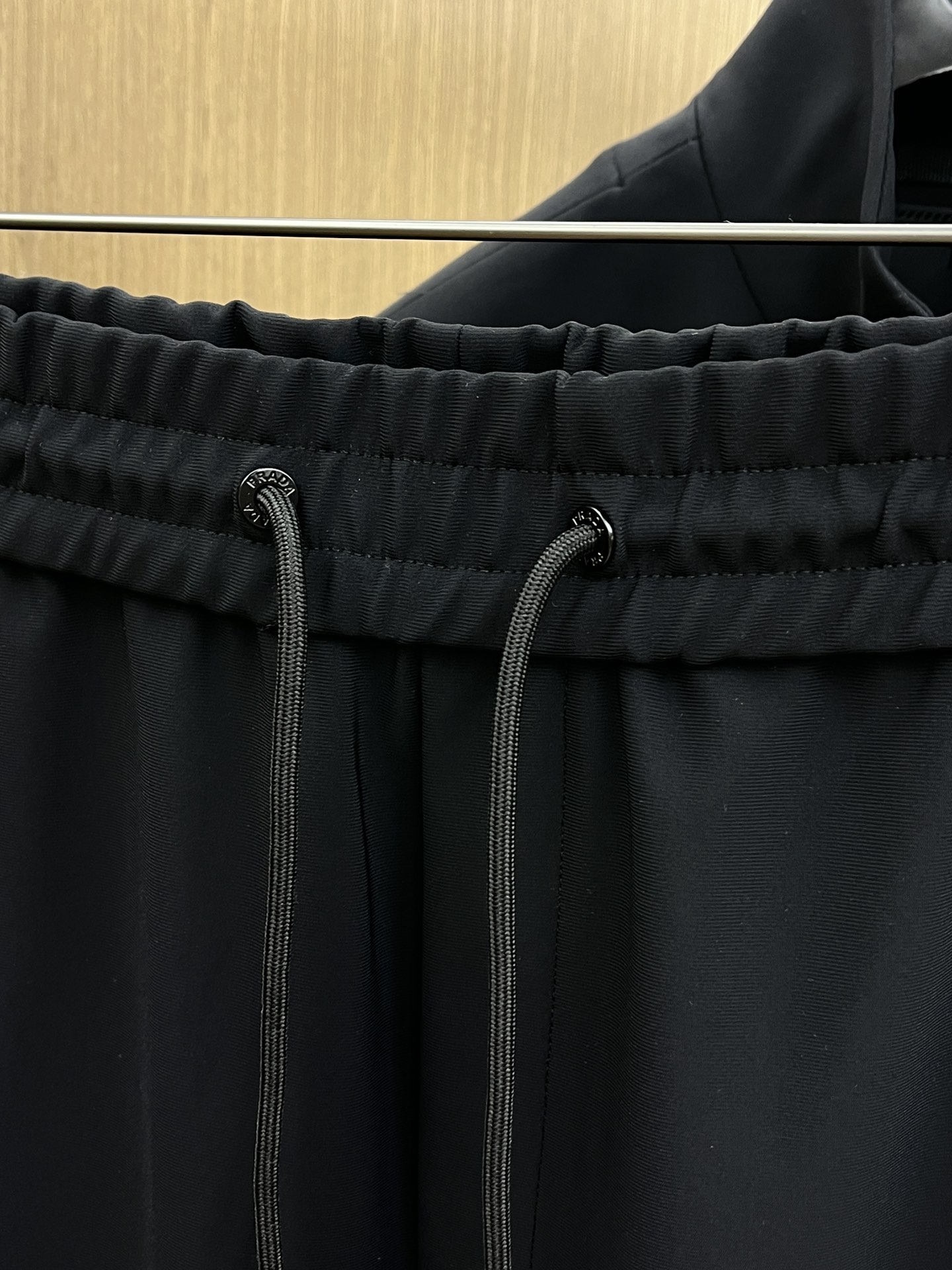 秋冬 PD 🔥秋冬新品#普拉达休闲裤 👖 面料采用客供定制面料  面料细腻柔软上身舒适  fjj下摆设计