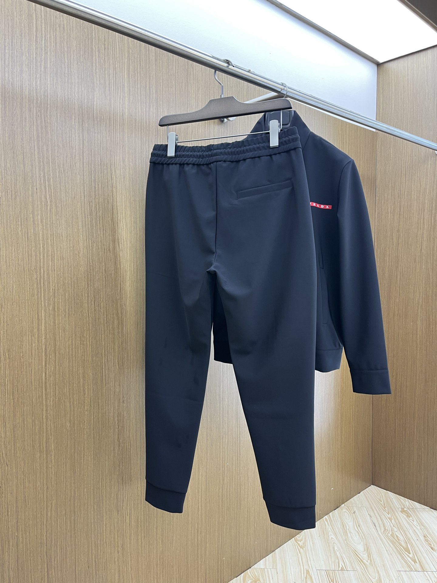 秋冬 PD 🔥秋冬新品#普拉达休闲裤 👖 面料采用客供定制面料  面料细腻柔软上身舒适  fjj下摆设计