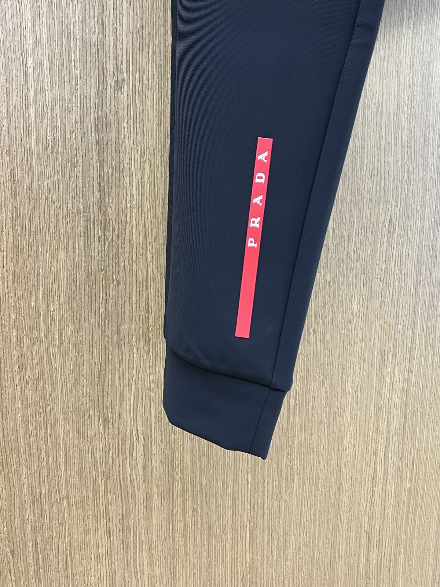 秋冬 PD 🔥秋冬新品#普拉达休闲裤 👖 面料采用客供定制面料  面料细腻柔软上身舒适  fjj下摆设计