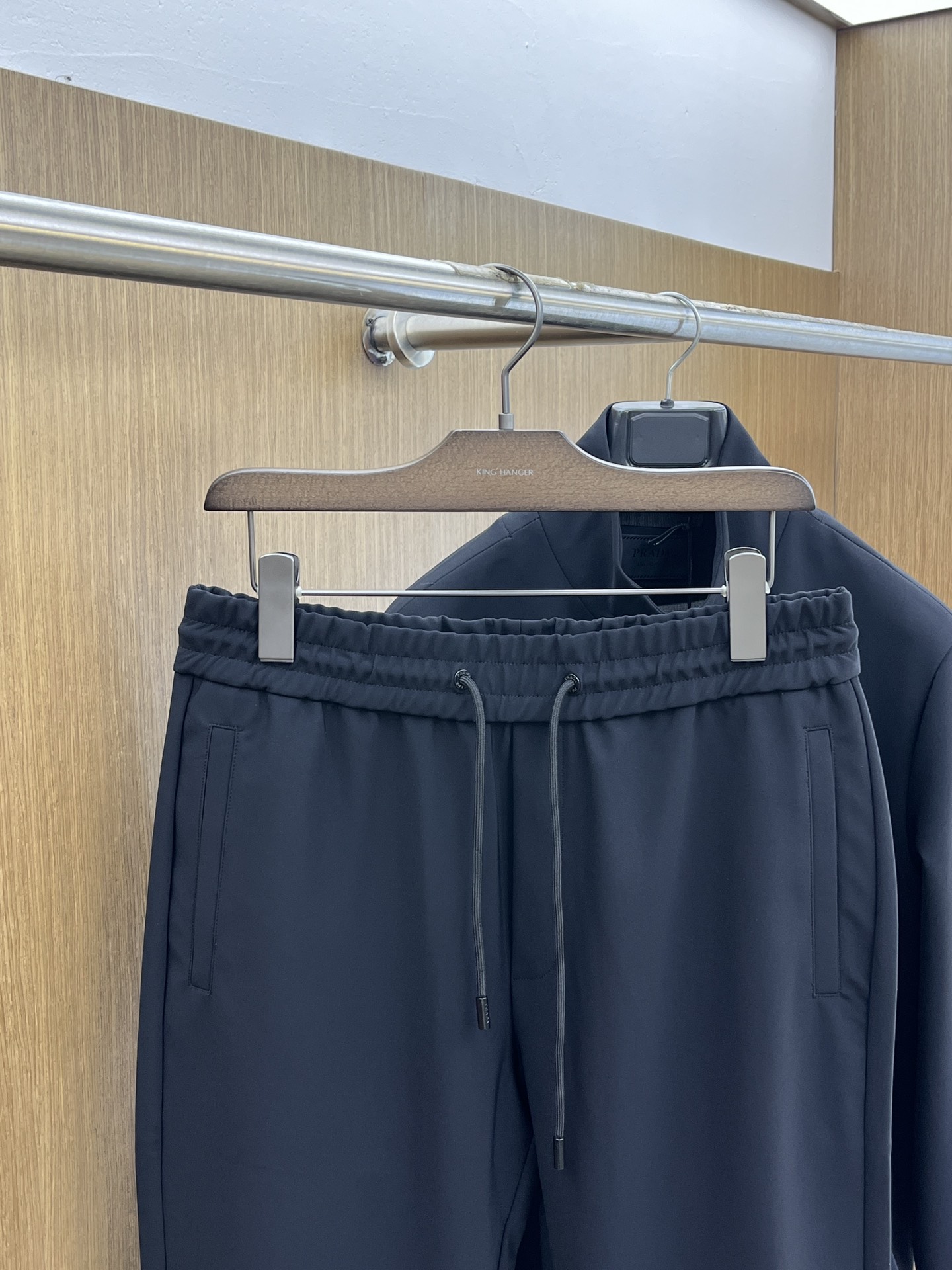 秋冬 PD 🔥秋冬新品#普拉达休闲裤 👖 面料采用客供定制面料  面料细腻柔软上身舒适  fjj下摆设计