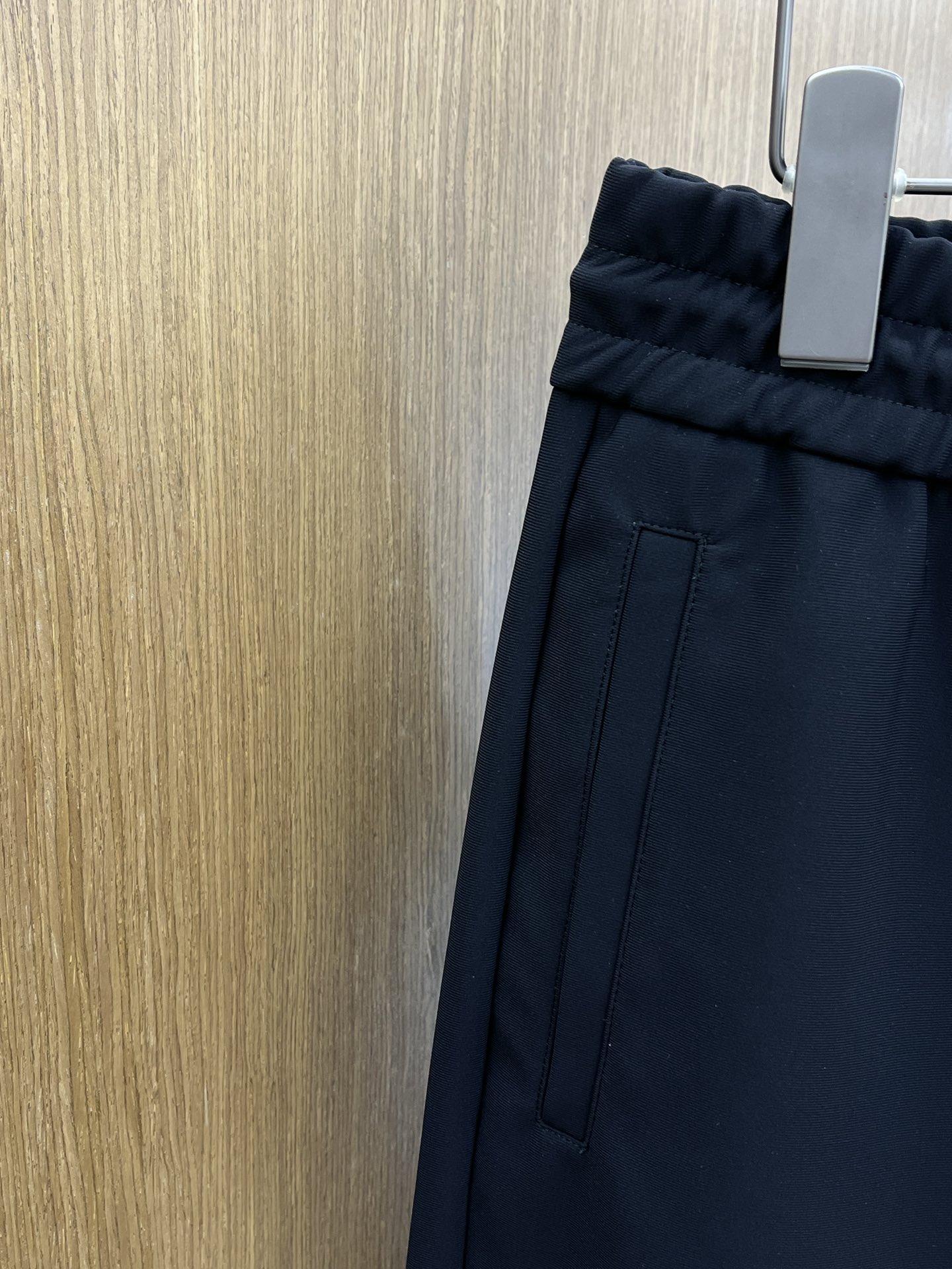 秋冬 PD 🔥秋冬新品#普拉达休闲裤 👖 面料采用客供定制面料  面料细腻柔软上身舒适  fjj下摆设计