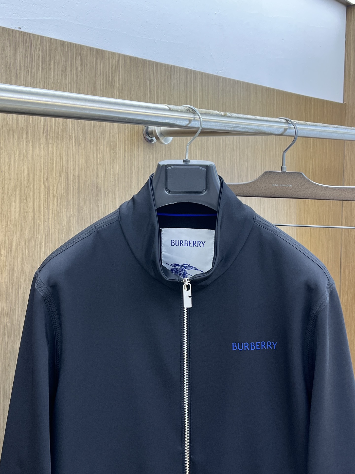 秋冬 BBR 🔥秋冬新品#巴宝莉休闲外套  面料采用客供定制面料  面料细腻柔软上身舒适  fjj胸前设