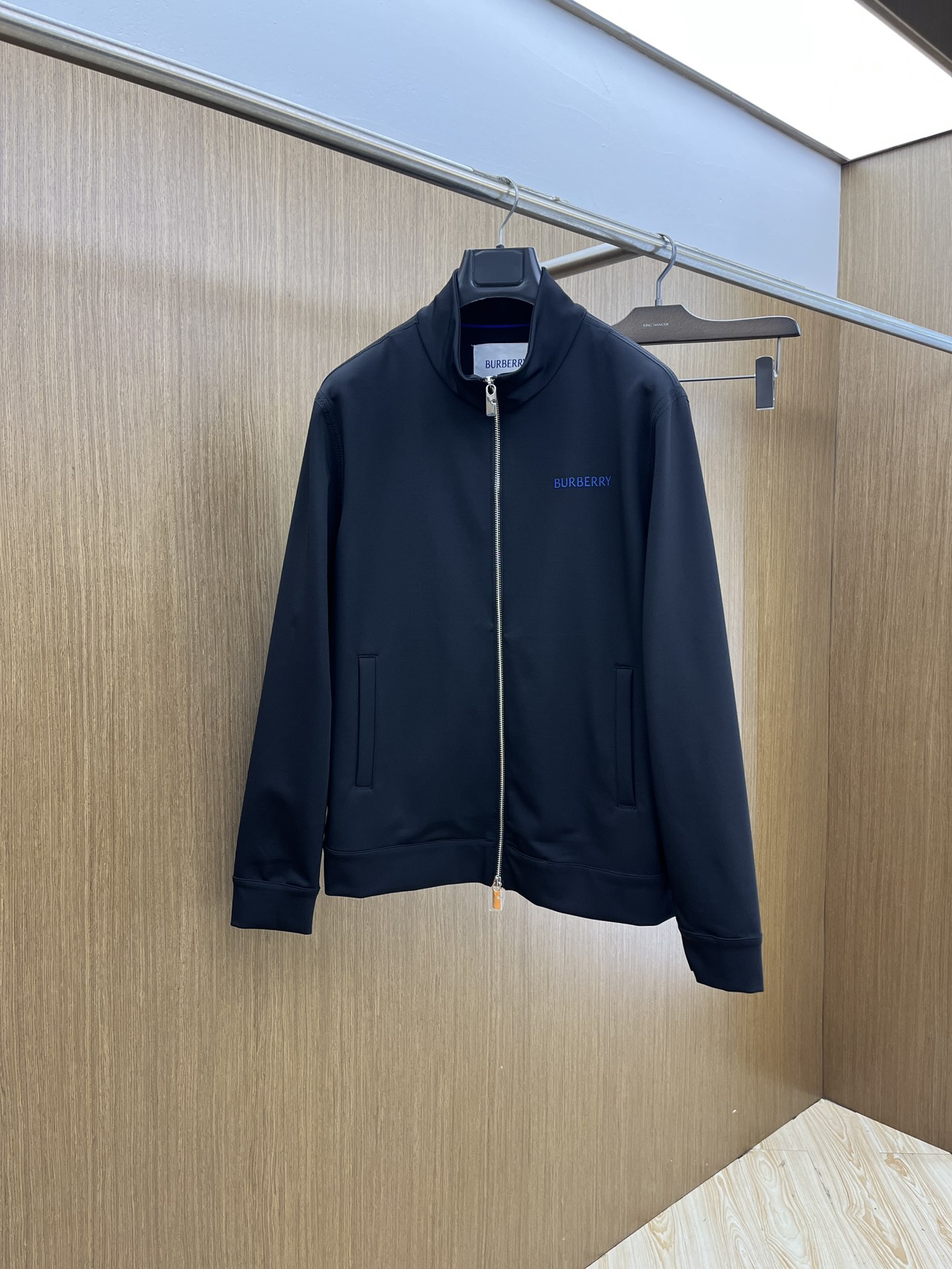 NO:509326,Autumn and Winter BBR Autumn and Winter New Products #Burberry Casual Jacket The fabric is made of customized fabrics for customer. The fabric is delicate, soft, and comfortable on the upper body. The fjj chest design is blue embroidered logo embellishment, simple, medium and fashionable. High-end quality. Special recommendations. Business and casual. Number 48-56, burberry, jackets & coats, alexander wang19860909秋冬 BBR 秋冬新品#巴宝莉休闲外套 面料采用客供定制面料 面料细腻柔软上身舒适 fjj胸前设计蓝色刺绣Logo小点缀,简约中又不失时尚 高端品质 特别推荐 商务休闲都可以 码数48-56,,burberry,jackets & coats,alexander wang,Men's clothing