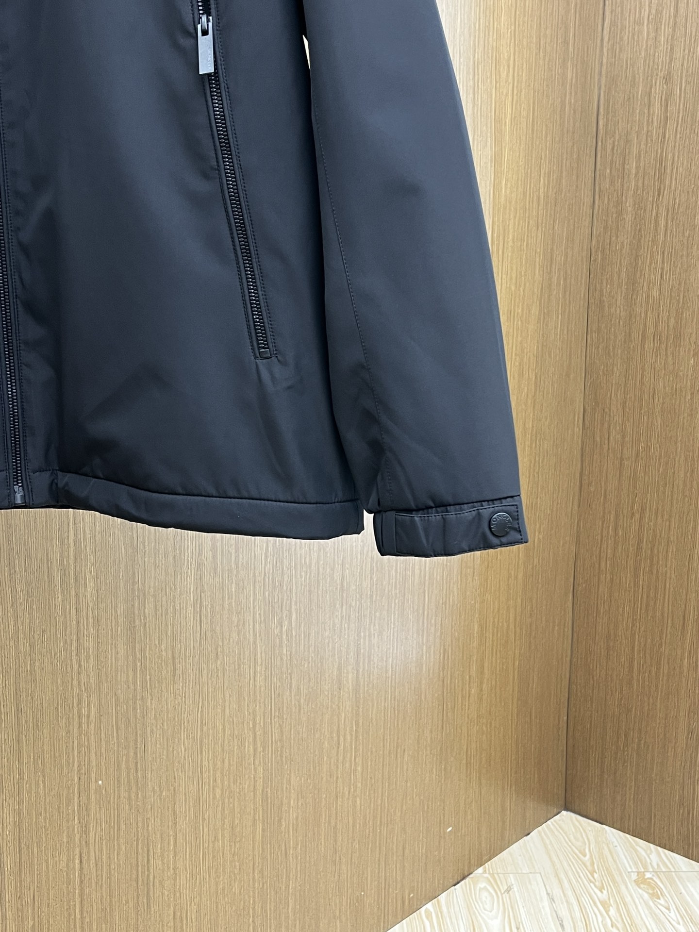 秋冬 Mon 🔥秋冬新品#蒙口休闲连帽外套  面料采用客供定制面料  面料细腻柔软上身舒适  原版五金定
