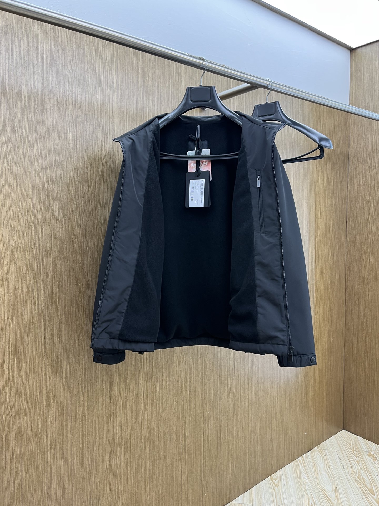秋冬 Mon 🔥秋冬新品#蒙口休闲连帽外套  面料采用客供定制面料  面料细腻柔软上身舒适  原版五金定
