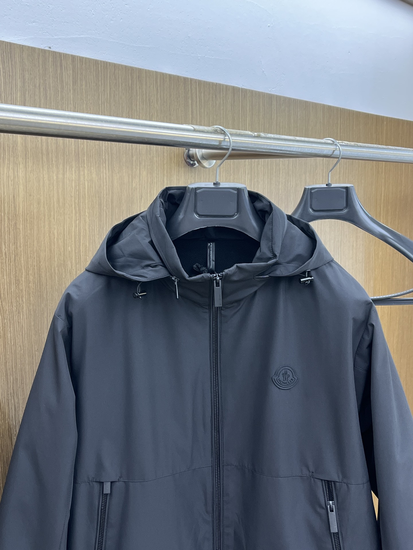 秋冬 Mon 🔥秋冬新品#蒙口休闲连帽外套  面料采用客供定制面料  面料细腻柔软上身舒适  原版五金定