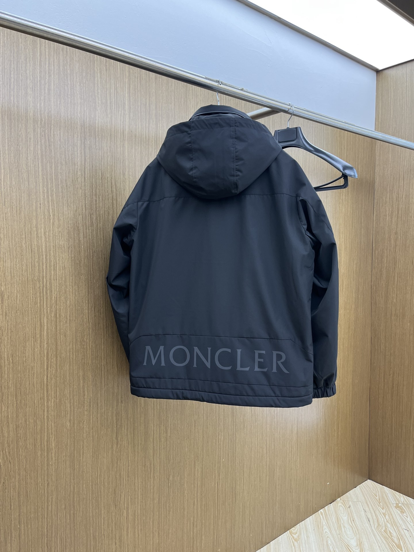 秋冬 Mon 🔥秋冬新品#蒙口休闲连帽外套  面料采用客供定制面料  面料细腻柔软上身舒适  原版五金定