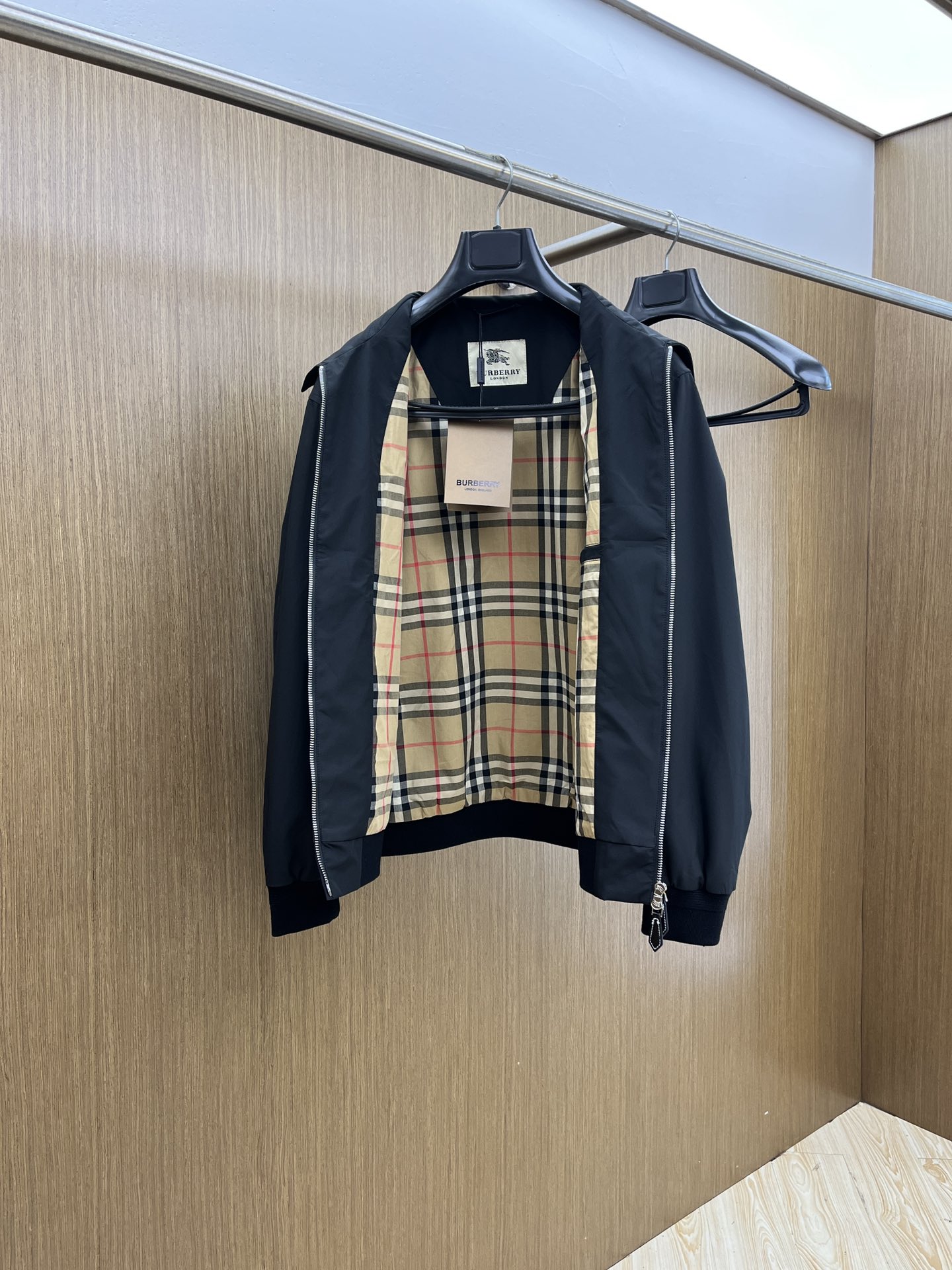 秋冬 BBR 🔥秋冬新品#巴宝莉休闲翻领外套  面料采用客供定制面料  面料细腻柔软上身舒适  原版五金