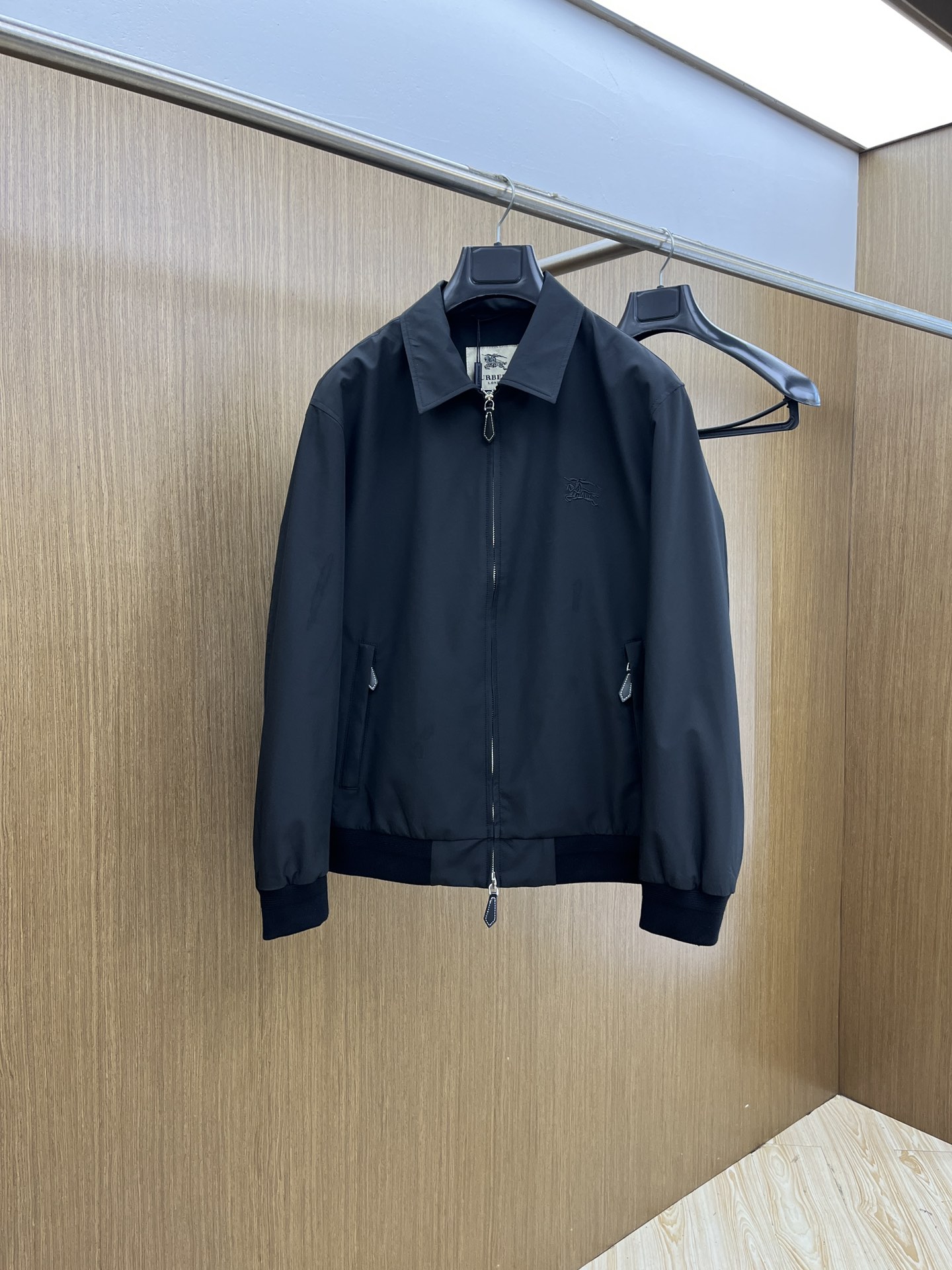 NO:509330,Autumn and Winter BBR Autumn and Winter New Products #Burberry Casual Lapel Jacket The fabric is customized with customer-supplied fabrics The fabric is delicate, soft and comfortable on the upper body Original hardware customization fjj chest design embroidery logo embroidery, simple, medium and fashionable, high-end quality, special recommendation for casual business, code number 48-56,,burberry,jackets & coats,alexander wang19860909秋冬 BBR 秋冬新品#巴宝莉休闲翻领外套 面料采用客供定制面料 面料细腻柔软上身舒适 原版五金定制 fjj胸前设计刺绣Logo小点缀,简约中又不失时尚 高端品质 休闲商务特别推荐 码数48-56,,burberry,jackets & coats,alexander wang,Men's clothing