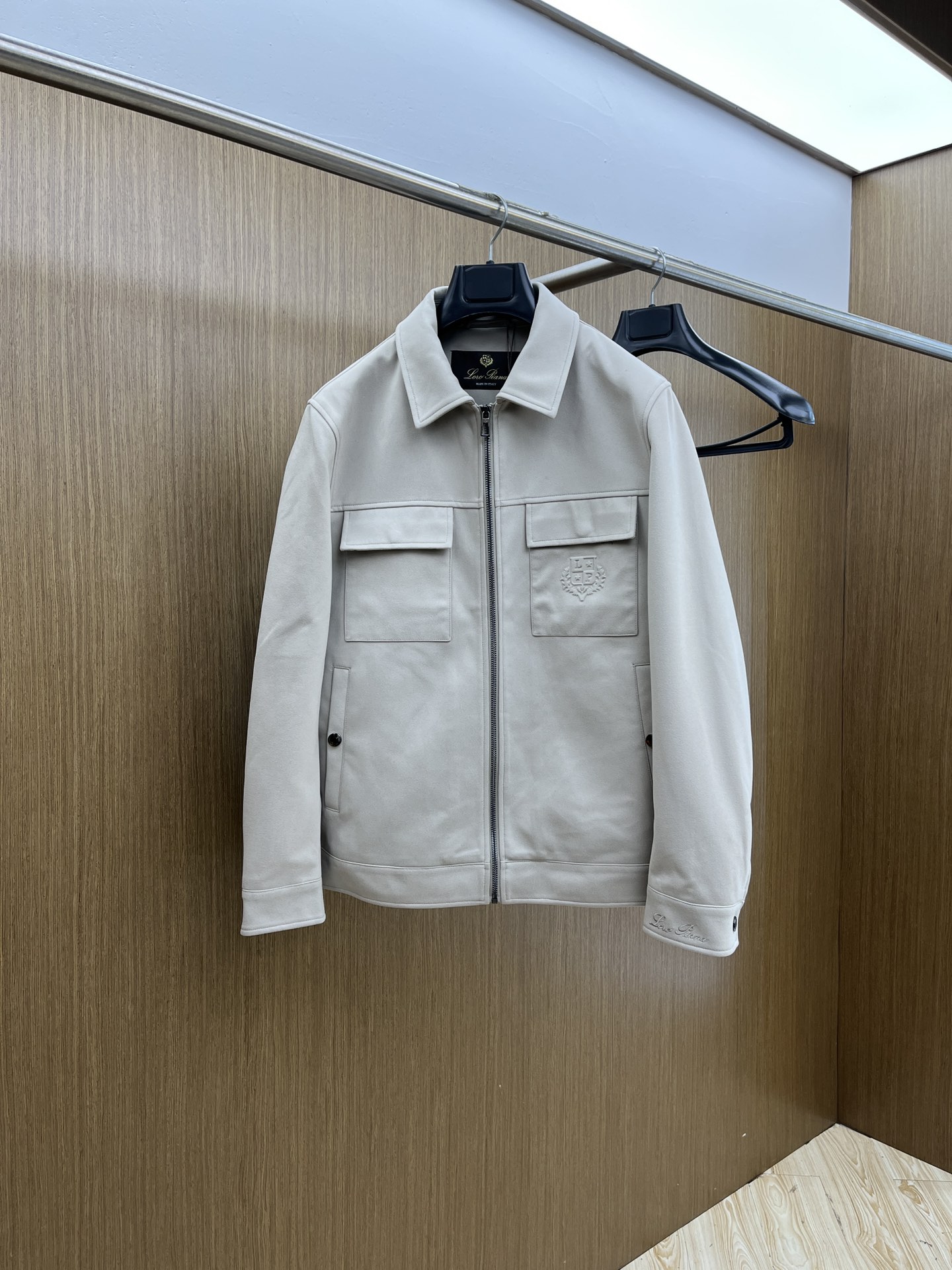 秋冬 lP🆕 🔥秋冬新品#lP🆕休闲翻领外套 面料采用客供定制面料 面料细腻柔软上身舒适 原版五金定制 