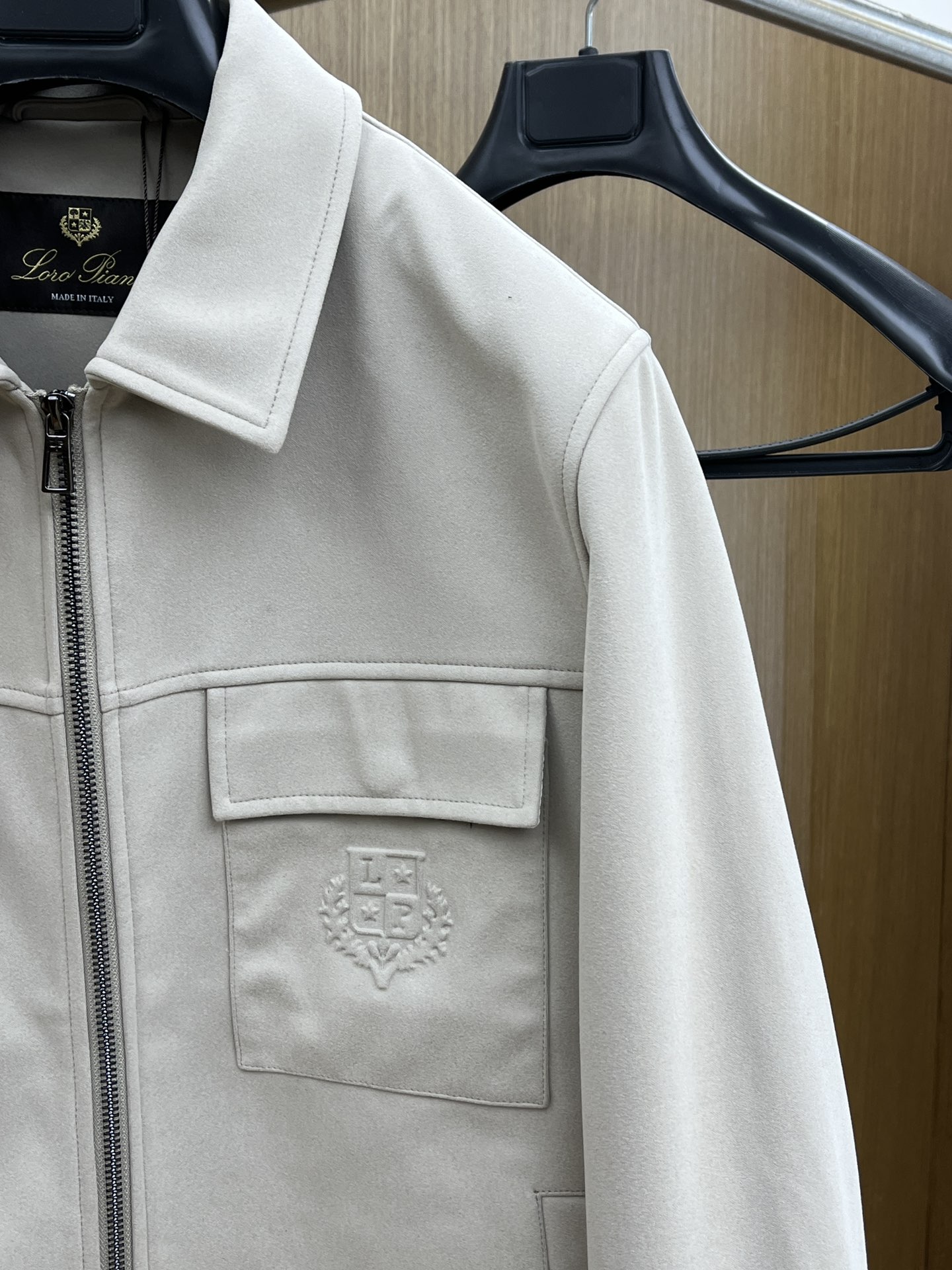 秋冬 lP🆕 🔥秋冬新品#lP🆕休闲翻领外套 面料采用客供定制面料 面料细腻柔软上身舒适 原版五金定制 
