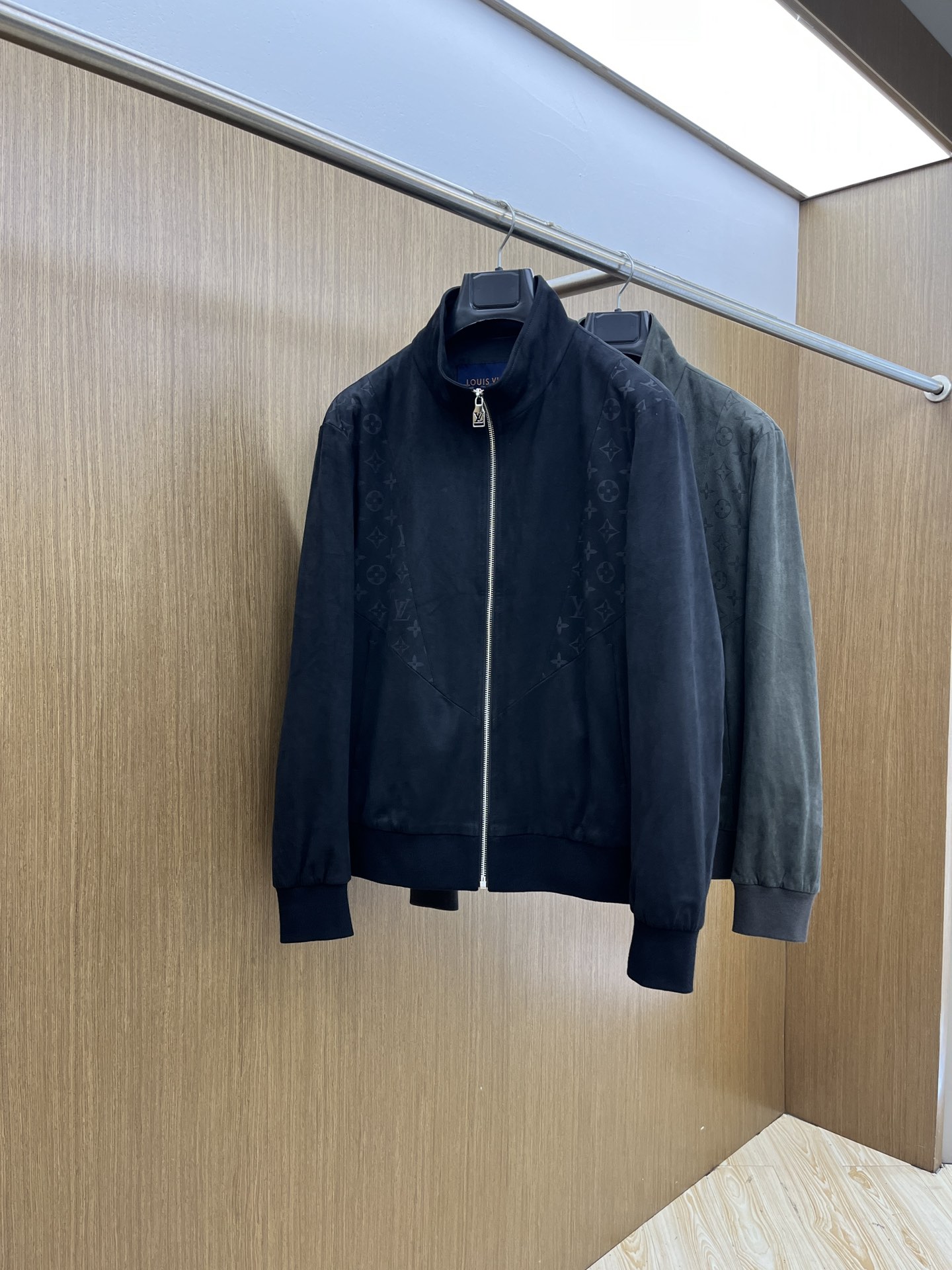 秋冬 LV 🔥🔥秋款新款夹克外套🧥
原版11订制五金配件全进口原版定制 欢迎专柜对比 超柔软 超级重工 