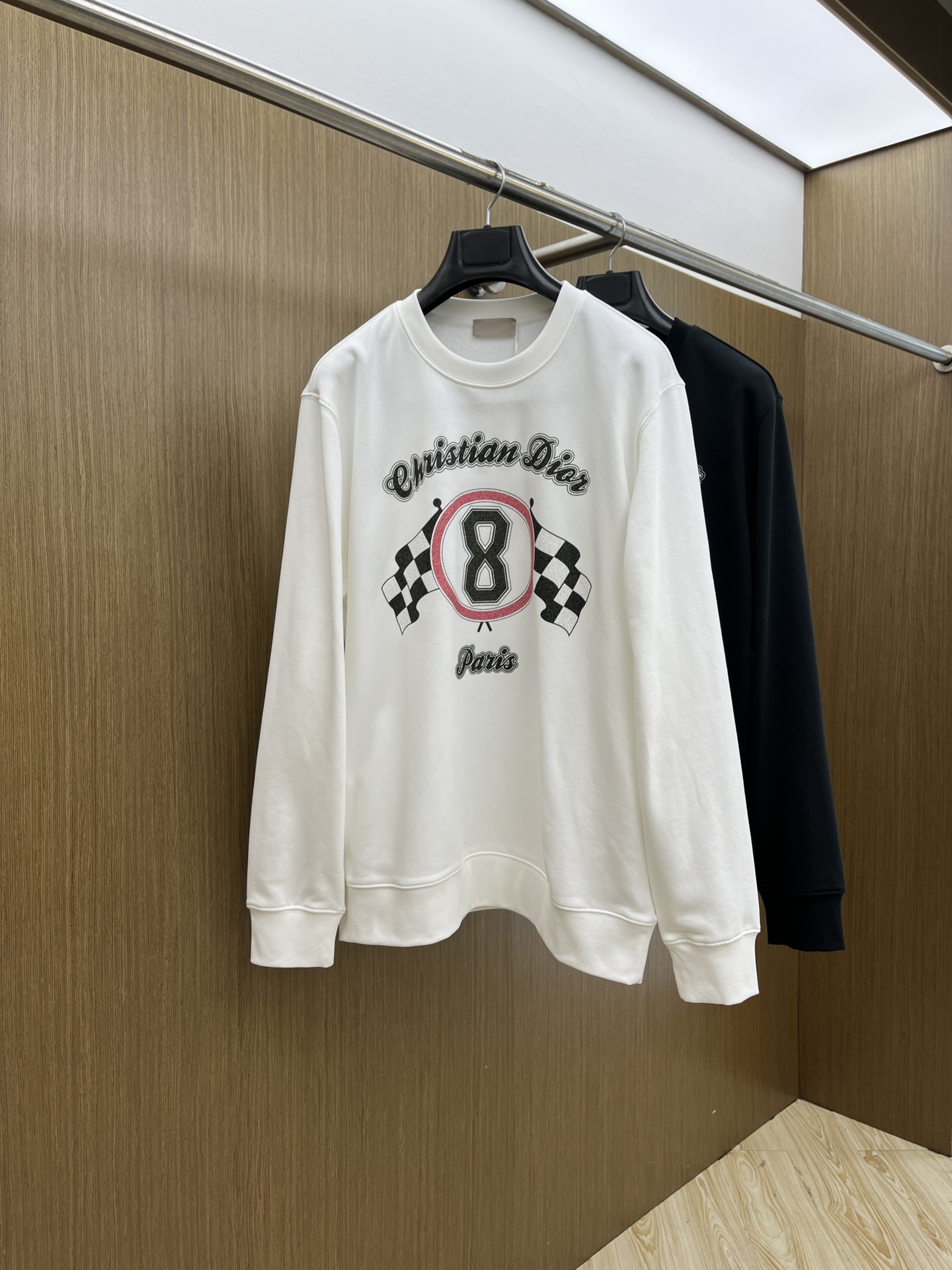 NO:520097,CD FW early autumn new round neck sweatshirt, same style for men and women!  Unique and attractive, this sweatshirt has all the quality and quality online, comfortable, and the same style and fashion, including fabrics and cutting techniques!  Three-dimensional printing technology, pure cotton breathable, comfortable to wear during daily wear, rib knit on the neckline is flat and tight, and the neckline will not be crooked even if it is tossed freely. The loose style will make you find that the upper body looks really good. The overall size is minimalist and neat, and it is super versatile everyday!  A33 casually matched with a pair of pants is a youthful look, and a fashionable item that will never go wrong!  Code number M-2XL, hoodie, sweatshirts, alexander wang19860909CD FW早秋新款圆领卫衣,男女同款！独特吸引人的眼球,这一款卫衣品相品质都在线,舒适度,一如既往的版型,时髦度,包括面料、裁剪工艺上,都是下足了功夫！立体印花工艺,纯棉透气,日常穿着穿感舒适,领口的罗纹针织平整紧密,随意折腾都不会领口歪斜,宽松版型,上身你就会发现真的好好看,整体极简利落,超级日常百搭！a33随随便便搭配一条裤子就是青春的样子,绝不会出错的时髦单品！ 码数M-2XL,,hoodie,sweatshirts,alexander wang,Men's clothing