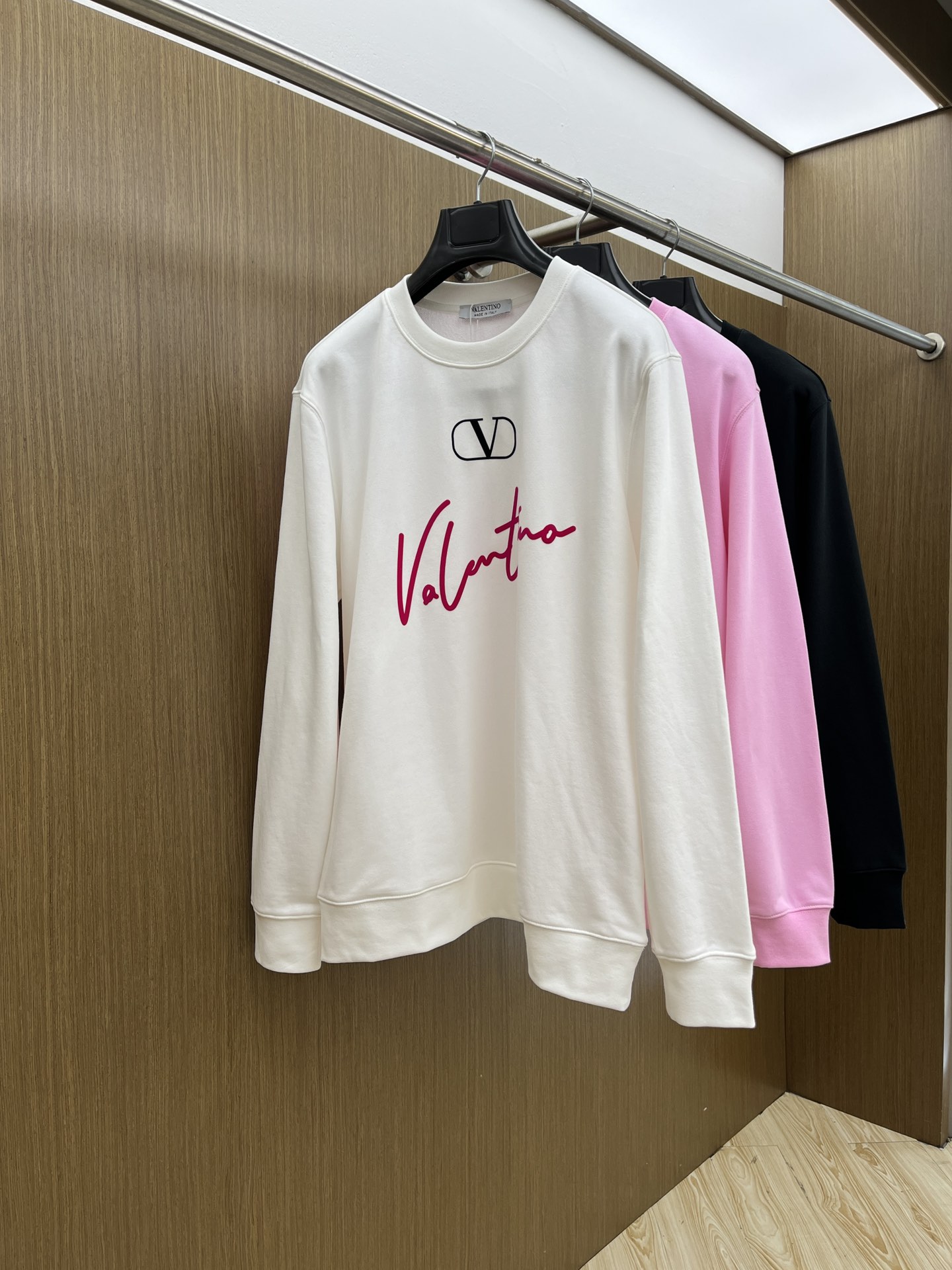 NO:509858,VLTN FW early autumn new round neck sweatshirt, same style for men and women!  Unique and attractive, this sweatshirt has all the quality and quality, comfort, the same style and fashion, including fabric and cutting technology!  Three-dimensional printing technology, pure cotton breathable, comfortable to wear during daily wear, rib knit on the neckline is flat and tight, and the neckline will not be crooked even if it is tossed freely. The loose style will make you find that the upper body looks really good. The overall size is minimalist and neat, and it is super versatile everyday!  A33 casually matched with a pair of pants is a youthful look, and a fashionable item that will never go wrong!  Code number M-2XL, hoodie, sweatshirts, alexander wang19860909VLTN FW早秋新款圆领卫衣,男女同款！独特吸引人的眼球,这一款卫衣品相品质都在线,舒适度,一如既往的版型,时髦度,包括面料、裁剪工艺上,都是下足了功夫！立体印花工艺,纯棉透气,日常穿着穿感舒适,领口的罗纹针织平整紧密,随意折腾都不会领口歪斜,宽松版型,上身你就会发现真的好好看,整体极简利落,超级日常百搭！a33随随便便搭配一条裤子就是青春的样子,绝不会出错的时髦单品！ 码数M-2XL,,hoodie,sweatshirts,alexander wang,Men's clothing