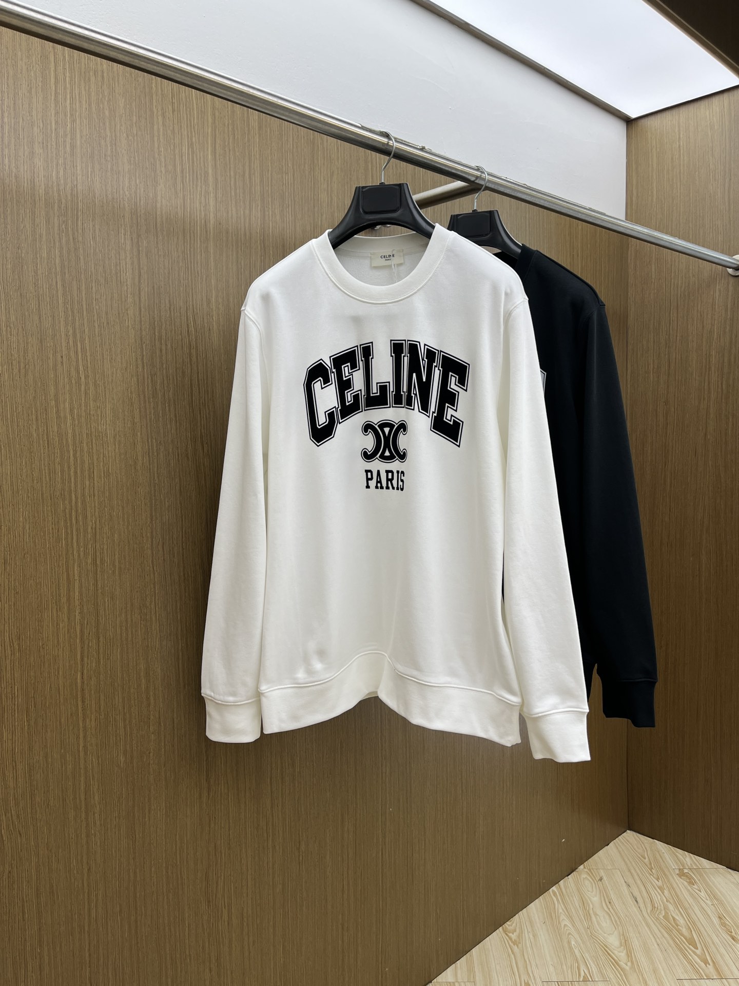 NO:509859,Celine FW early autumn new round neck sweatshirt, same style for men and women!  Unique and attractive, this sweatshirt has all the quality and quality, comfort, the same style and fashion, including fabric and cutting technology!  Three-dimensional printing technology, pure cotton breathable, comfortable to wear during daily wear, rib knit on the neckline is flat and tight, and the neckline will not be crooked even if it is tossed freely. The loose style will make you find that the upper body looks really good. The overall size is minimalist and neat, and it is super versatile everyday!  A33 casually matched with a pair of pants is a youthful look, and a fashionable item that will never go wrong!  Code number M-2XL, celine, hoodie, sweatshirts, alexander wang19860909Celine FW早秋新款圆领卫衣,男女同款！独特吸引人的眼球,这一款卫衣品相品质都在线,舒适度,一如既往的版型,时髦度,包括面料、裁剪工艺上,都是下足了功夫！立体印花工艺,纯棉透气,日常穿着穿感舒适,领口的罗纹针织平整紧密,随意折腾都不会领口歪斜,宽松版型,上身你就会发现真的好好看,整体极简利落,超级日常百搭！a33随随便便搭配一条裤子就是青春的样子,绝不会出错的时髦单品！ 码数M-2XL,,celine,hoodie,sweatshirts,alexander wang,Men's clothing