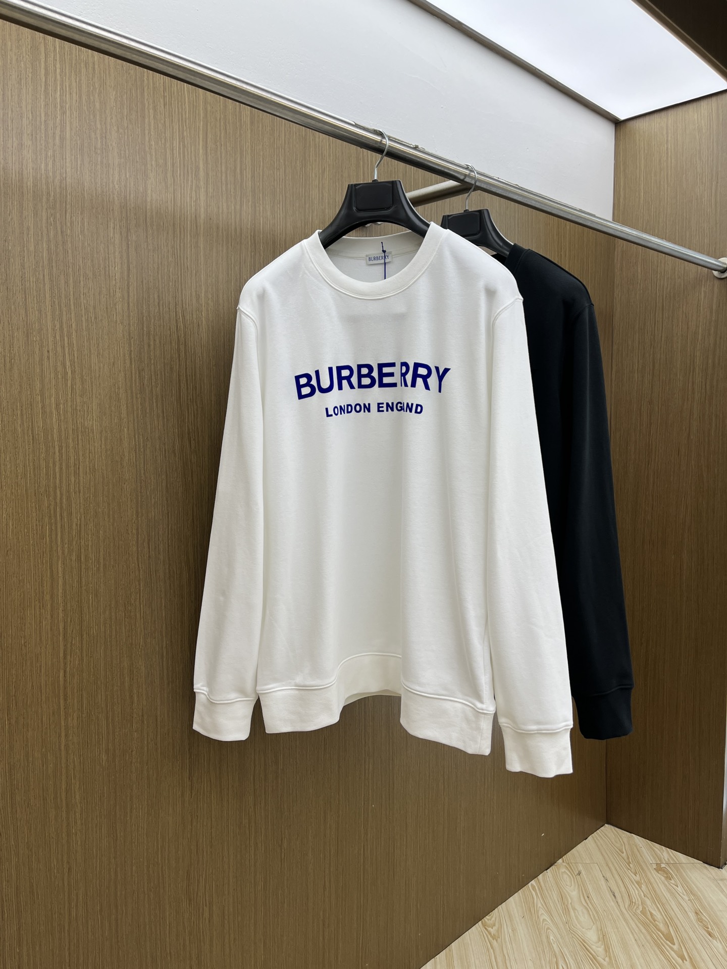 NO:509860,BBR FW early autumn new round neck sweatshirt, same style for men and women!  Unique and attractive, this sweatshirt has all the quality and quality online, comfortable, and the same style and fashion, including fabrics and cutting techniques!  Three-dimensional printing technology, pure cotton breathable, comfortable to wear during daily wear, rib knit on the neckline is flat and tight, and the neckline will not be crooked even if it is tossed freely. The loose style will make you find that the upper body looks really good. The overall size is minimalist and neat, and it is super versatile everyday!  A33 casually matched with a pair of pants is a youthful look, and a fashionable item that will never go wrong!  Code number M-2XL, hoodie, sweatshirts, alexander wang19860909BBR FW早秋新款圆领卫衣,男女同款！独特吸引人的眼球,这一款卫衣品相品质都在线,舒适度,一如既往的版型,时髦度,包括面料、裁剪工艺上,都是下足了功夫！立体印花工艺,纯棉透气,日常穿着穿感舒适,领口的罗纹针织平整紧密,随意折腾都不会领口歪斜,宽松版型,上身你就会发现真的好好看,整体极简利落,超级日常百搭！a33随随便便搭配一条裤子就是青春的样子,绝不会出错的时髦单品！ 码数M-2XL,,hoodie,sweatshirts,alexander wang,Men's clothing