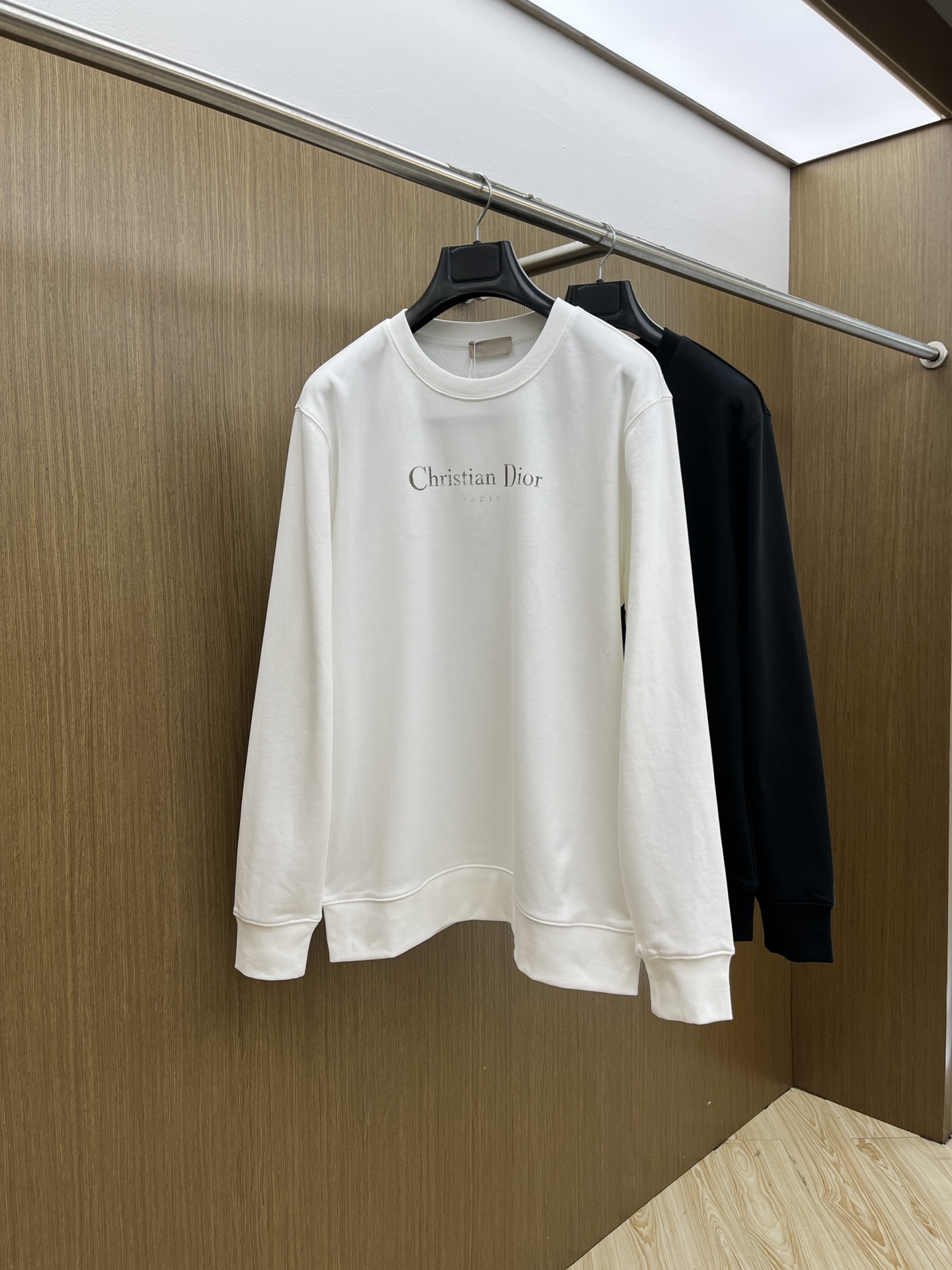 NO:509862,CD FW early autumn new round neck sweatshirt, same style for men and women!  Unique and attractive, this sweatshirt has all the quality and quality, comfort, the same style and fashion, including fabric and cutting technology!  Three-dimensional printing technology, pure cotton breathable, comfortable to wear during daily wear, rib knit on the neckline is flat and tight, and the neckline will not be crooked even if it is tossed freely. The loose style will make you find that the upper body looks really good. The overall size is minimalist and neat, and it is super versatile everyday!  A33 casually matched with a pair of pants is a youthful look, and a fashionable item that will never go wrong!  Code number M-2XL, hoodie, sweatshirts, alexander wang19860909CD FW早秋新款圆领卫衣,男女同款！独特吸引人的眼球,这一款卫衣品相品质都在线,舒适度,一如既往的版型,时髦度,包括面料、裁剪工艺上,都是下足了功夫！立体印花工艺,纯棉透气,日常穿着穿感舒适,领口的罗纹针织平整紧密,随意折腾都不会领口歪斜,宽松版型,上身你就会发现真的好好看,整体极简利落,超级日常百搭！a33随随便便搭配一条裤子就是青春的样子,绝不会出错的时髦单品！ 码数M-2XL,,hoodie,sweatshirts,alexander wang,Men's clothing