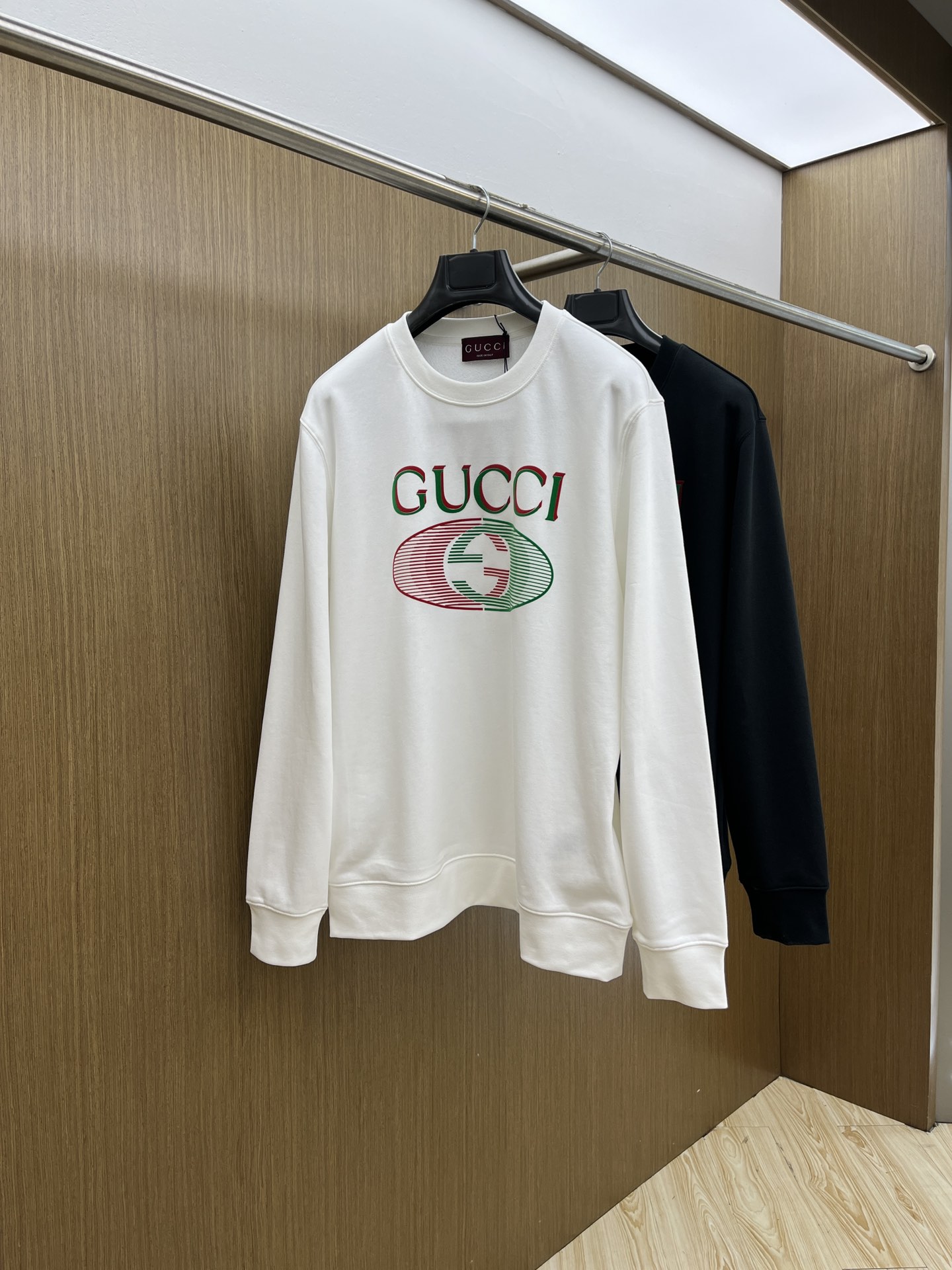 NO:509864,Guc FW early autumn new round neck sweatshirt, same style for men and women!  Unique and attractive, this sweatshirt has all the quality and quality online, comfortable, and the same style and fashion, including fabrics and cutting techniques!  Three-dimensional printing technology, pure cotton breathable, comfortable to wear during daily wear, rib knit on the neckline is flat and tight, and the neckline will not be crooked even if it is tossed freely. The loose style will make you find that the upper body looks really good. The overall size is minimalist and neat, and it is super versatile everyday!  A33 casually matched with a pair of pants is a youthful look, and a fashionable item that will never go wrong!  Code number M-2XL, gucci, hoodie, sweatshirts, alexander wang19860909Guc FW早秋新款圆领卫衣,男女同款！独特吸引人的眼球,这一款卫衣品相品质都在线,舒适度,一如既往的版型,时髦度,包括面料、裁剪工艺上,都是下足了功夫！立体印花工艺,纯棉透气,日常穿着穿感舒适,领口的罗纹针织平整紧密,随意折腾都不会领口歪斜,宽松版型,上身你就会发现真的好好看,整体极简利落,超级日常百搭！a33随随便便搭配一条裤子就是青春的样子,绝不会出错的时髦单品！ 码数M-2XL,,gucci,hoodie,sweatshirts,alexander wang,Men's clothing