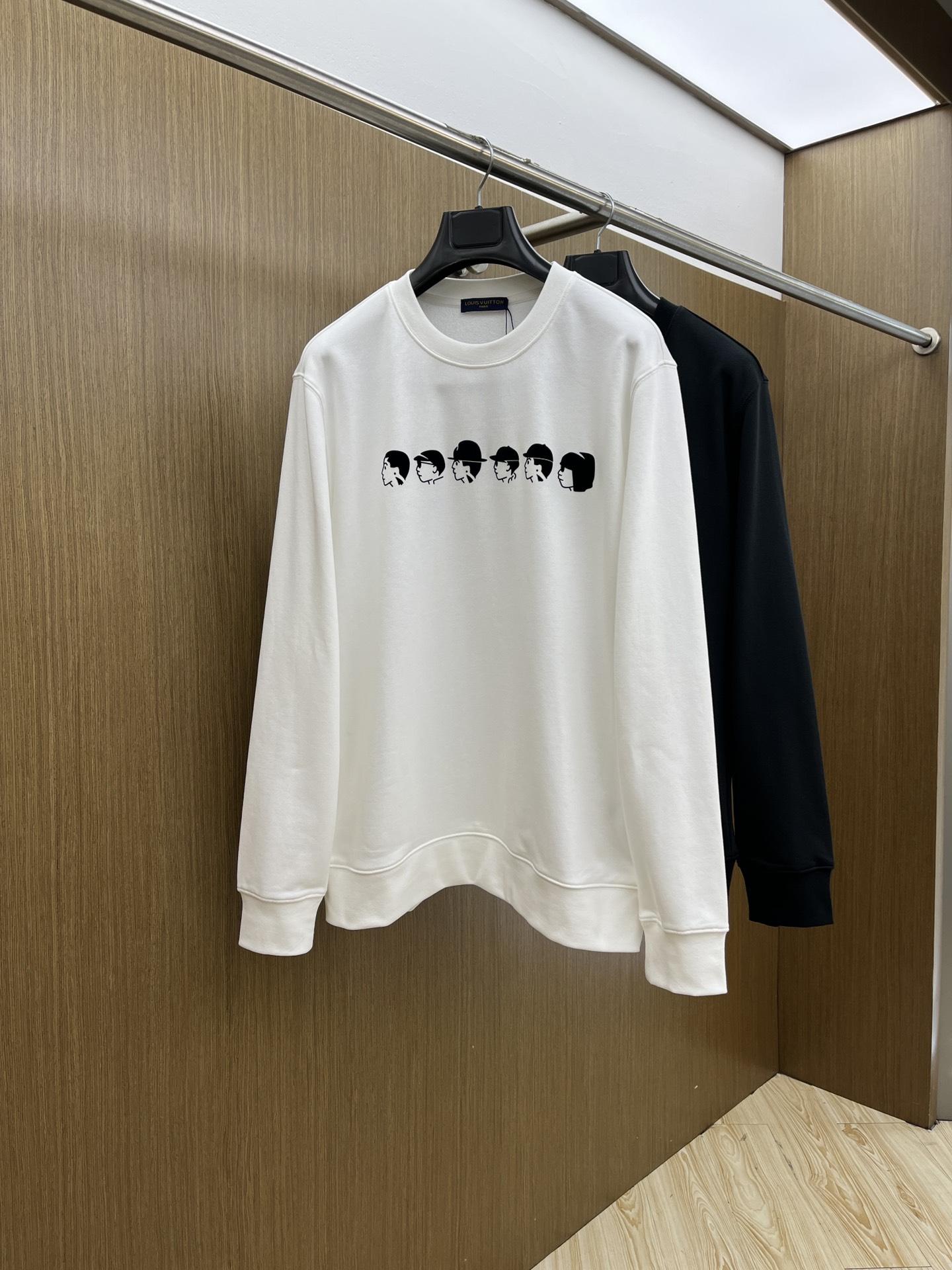 NO:509866,LV FW early autumn new round neck sweatshirt, same style for men and women!  Unique and attractive, this sweatshirt has all the quality and quality online, comfortable, and the same style and fashion, including fabrics and cutting techniques!  Three-dimensional printing technology, pure cotton breathable, comfortable to wear during daily wear, rib knit on the neckline is flat and tight, and the neckline will not be crooked even if it is tossed freely. The loose style will make you find that the upper body looks really good. The overall size is minimalist and neat, and it is super versatile everyday!  A33 casually matched with a pair of pants is a youthful look, and a fashionable item that will never go wrong!  Code number M-2XL, louis vuitton, hoodie, sweatshirts, alexander wang19860909LV FW早秋新款圆领卫衣,男女同款！独特吸引人的眼球,这一款卫衣品相品质都在线,舒适度,一如既往的版型,时髦度,包括面料、裁剪工艺上,都是下足了功夫！立体印花工艺,纯棉透气,日常穿着穿感舒适,领口的罗纹针织平整紧密,随意折腾都不会领口歪斜,宽松版型,上身你就会发现真的好好看,整体极简利落,超级日常百搭！a33随随便便搭配一条裤子就是青春的样子,绝不会出错的时髦单品！ 码数M-2XL,,louis vuitton,hoodie,sweatshirts,alexander wang,Men's clothing