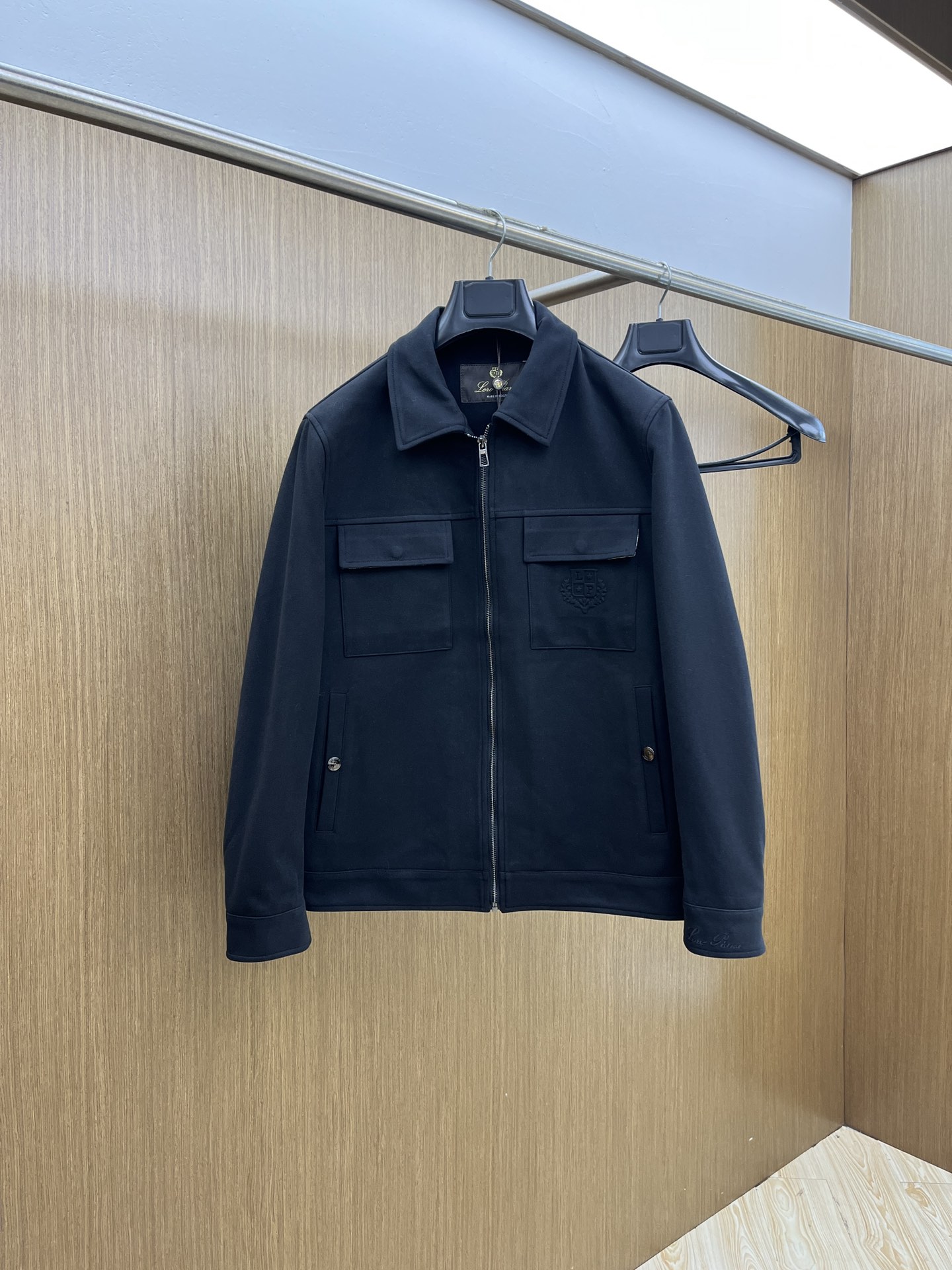 秋冬 lP🆕 🔥秋冬新品#lP🆕休闲翻领外套 面料采用客供定制面料 面料细腻柔软上身舒适 原版五金定制 