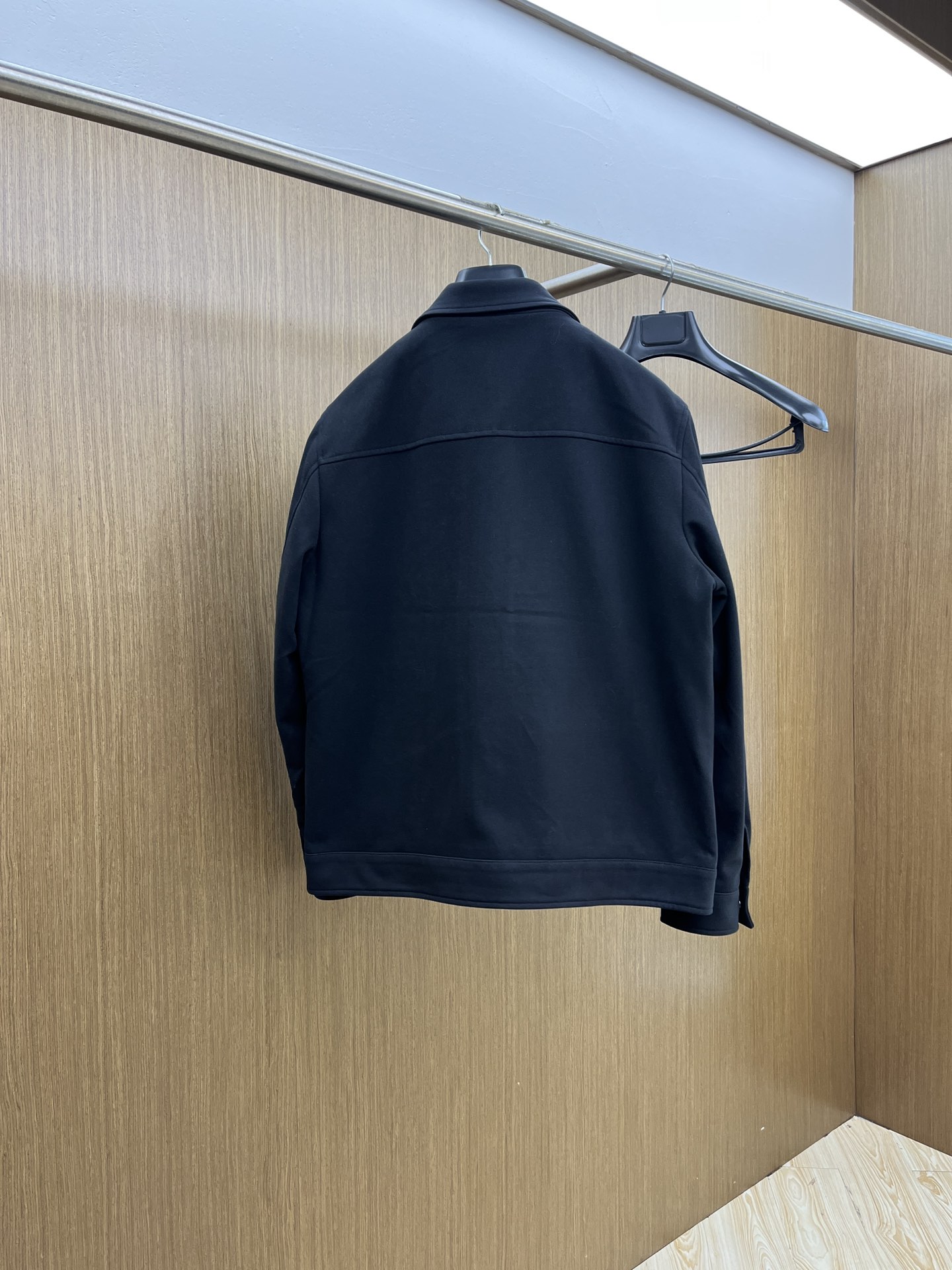 秋冬 lP🆕 🔥秋冬新品#lP🆕休闲翻领外套 面料采用客供定制面料 面料细腻柔软上身舒适 原版五金定制 