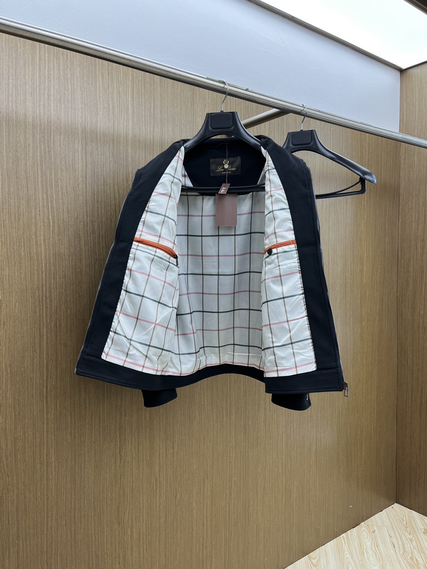 秋冬 lP🆕 🔥秋冬新品#lP🆕休闲翻领外套 面料采用客供定制面料 面料细腻柔软上身舒适 原版五金定制 